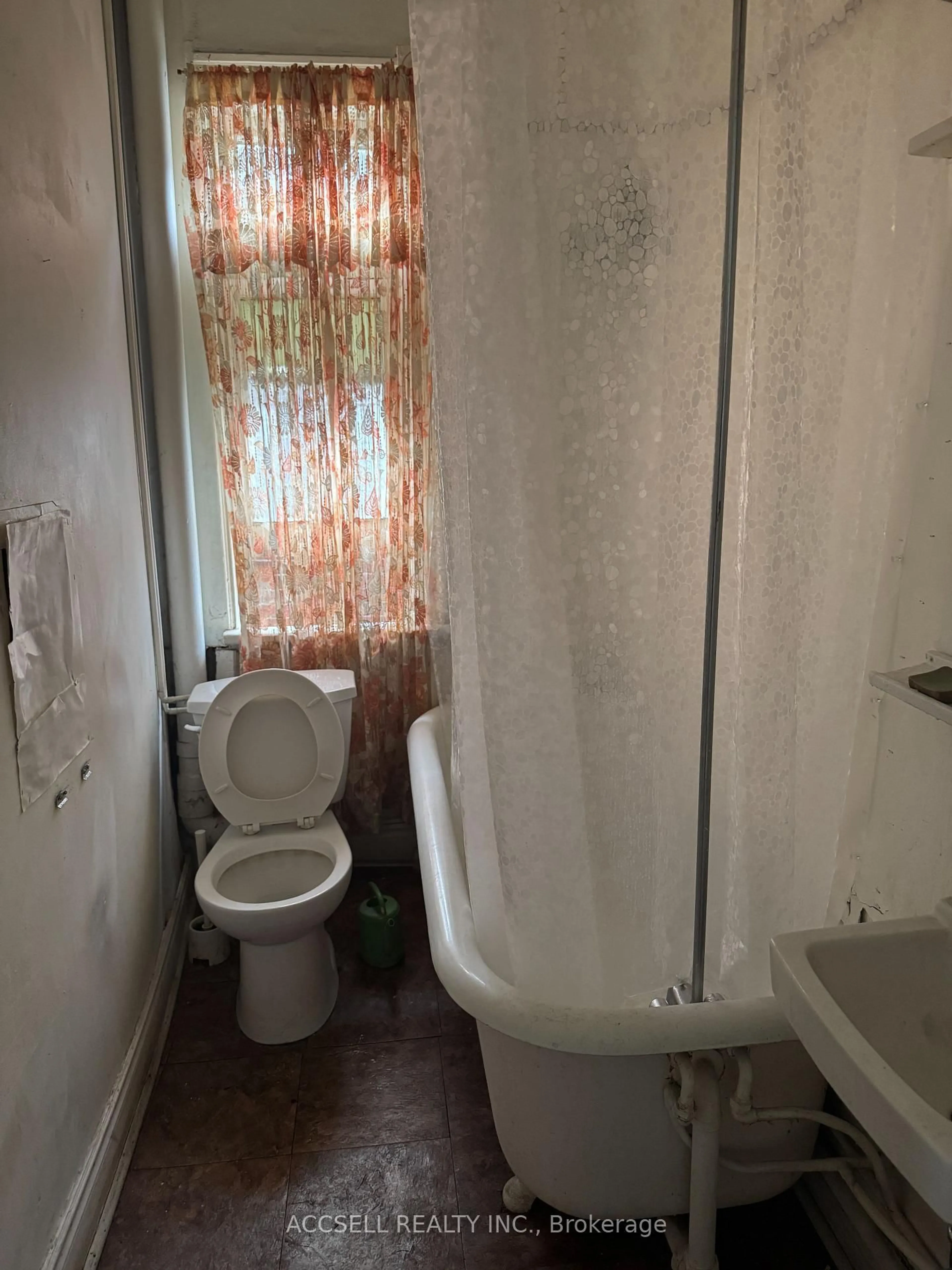 Standard bathroom, floor is not visible for 176 Brunswick Ave, Toronto Ontario M5S 2M5