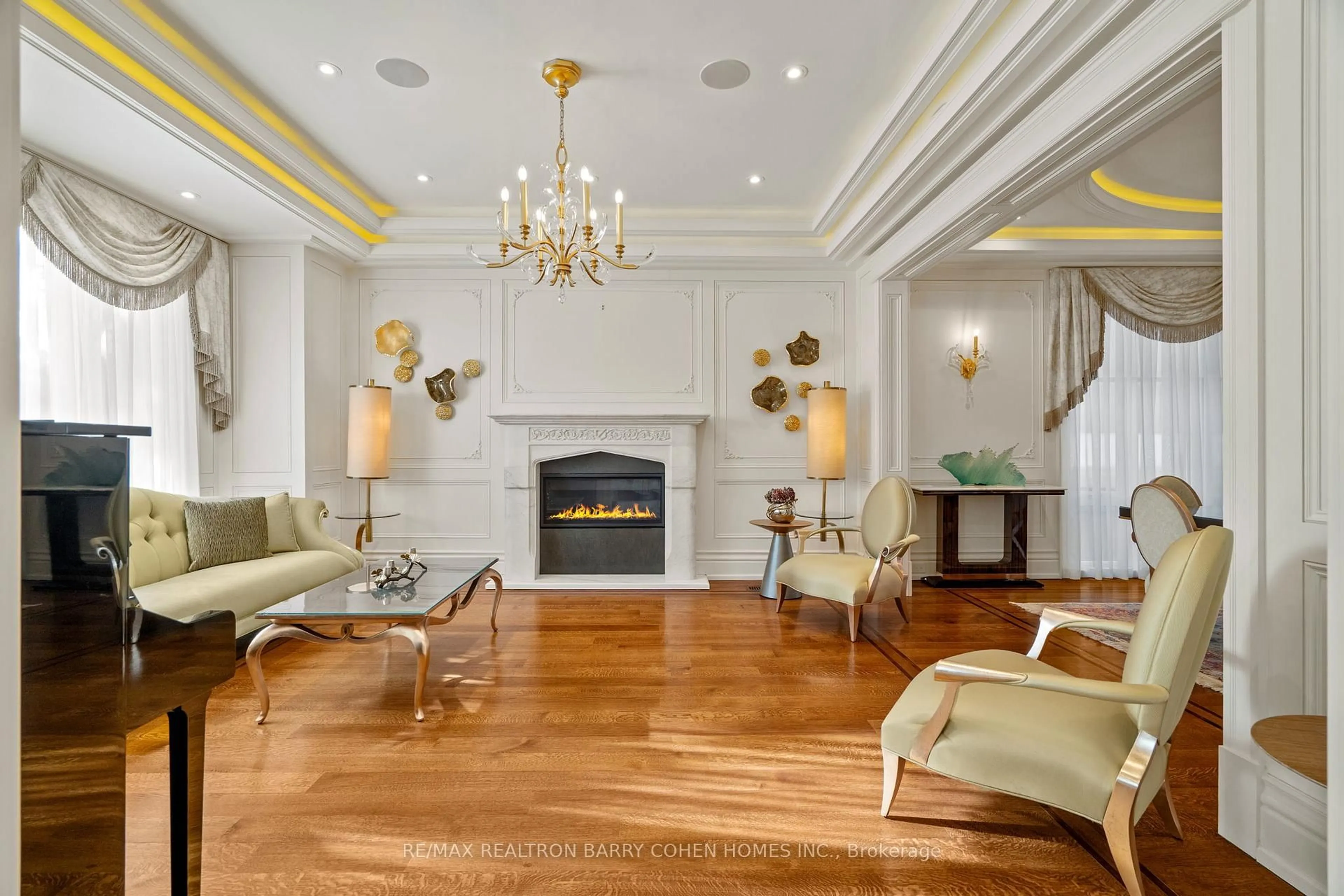 Living room with furniture, wood/laminate floor for 18 Brookfield Rd, Toronto Ontario M2P 1A9