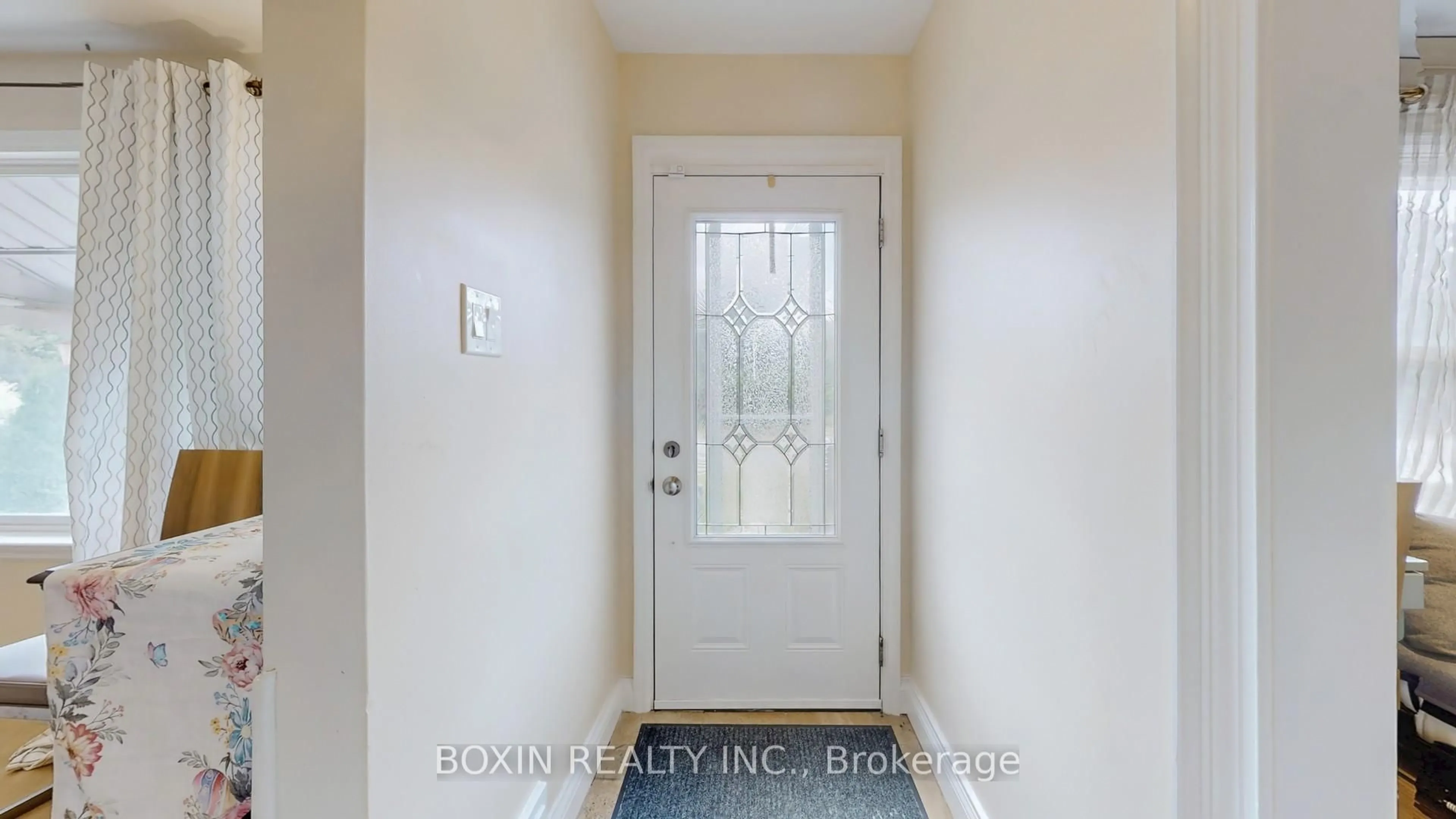 Indoor entryway for 17 Calvin Ave, Toronto Ontario M2N 5E4