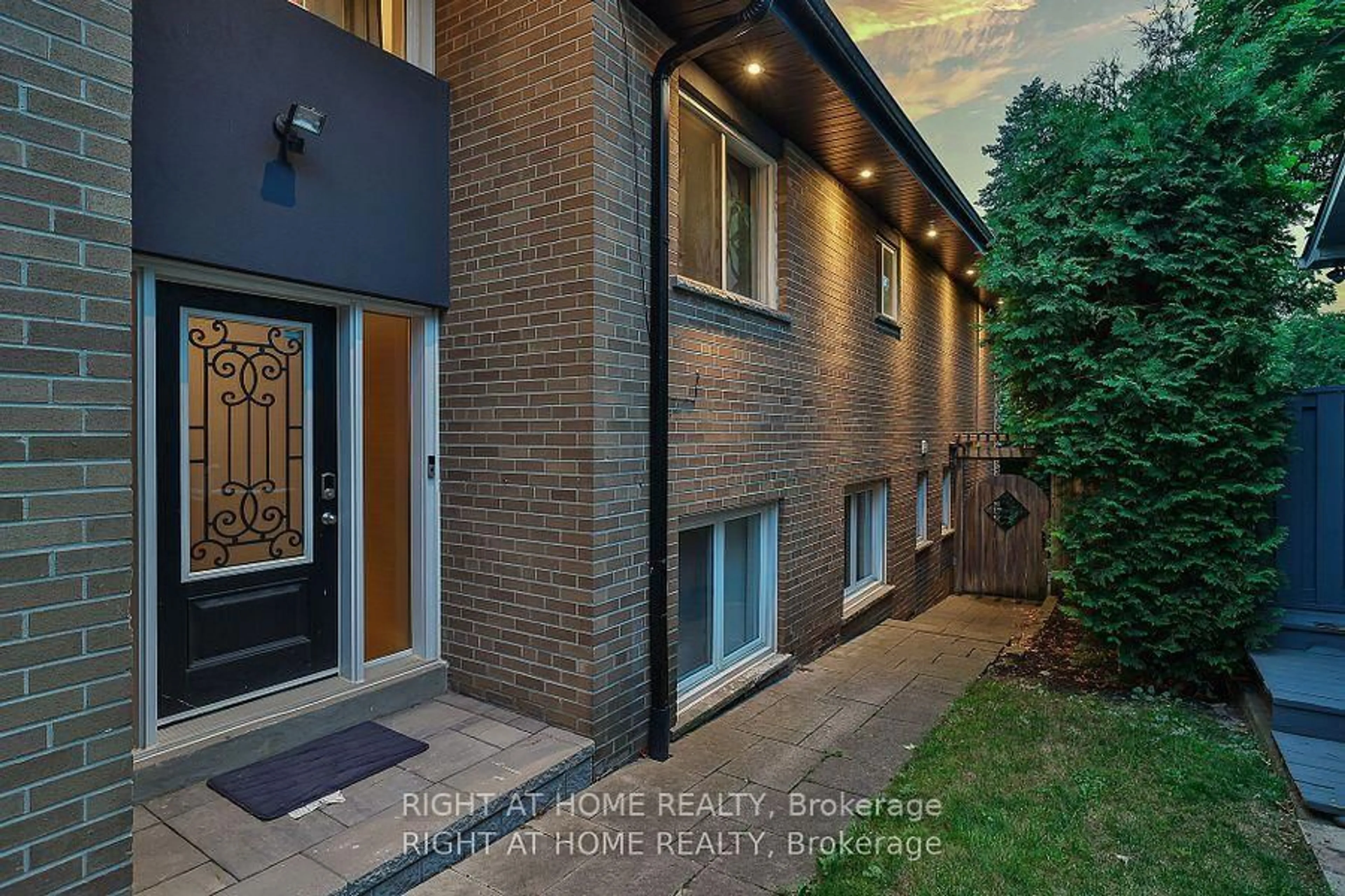 Home with brick exterior material, street for 40 Heathview Ave, Toronto Ontario M2K 2C1