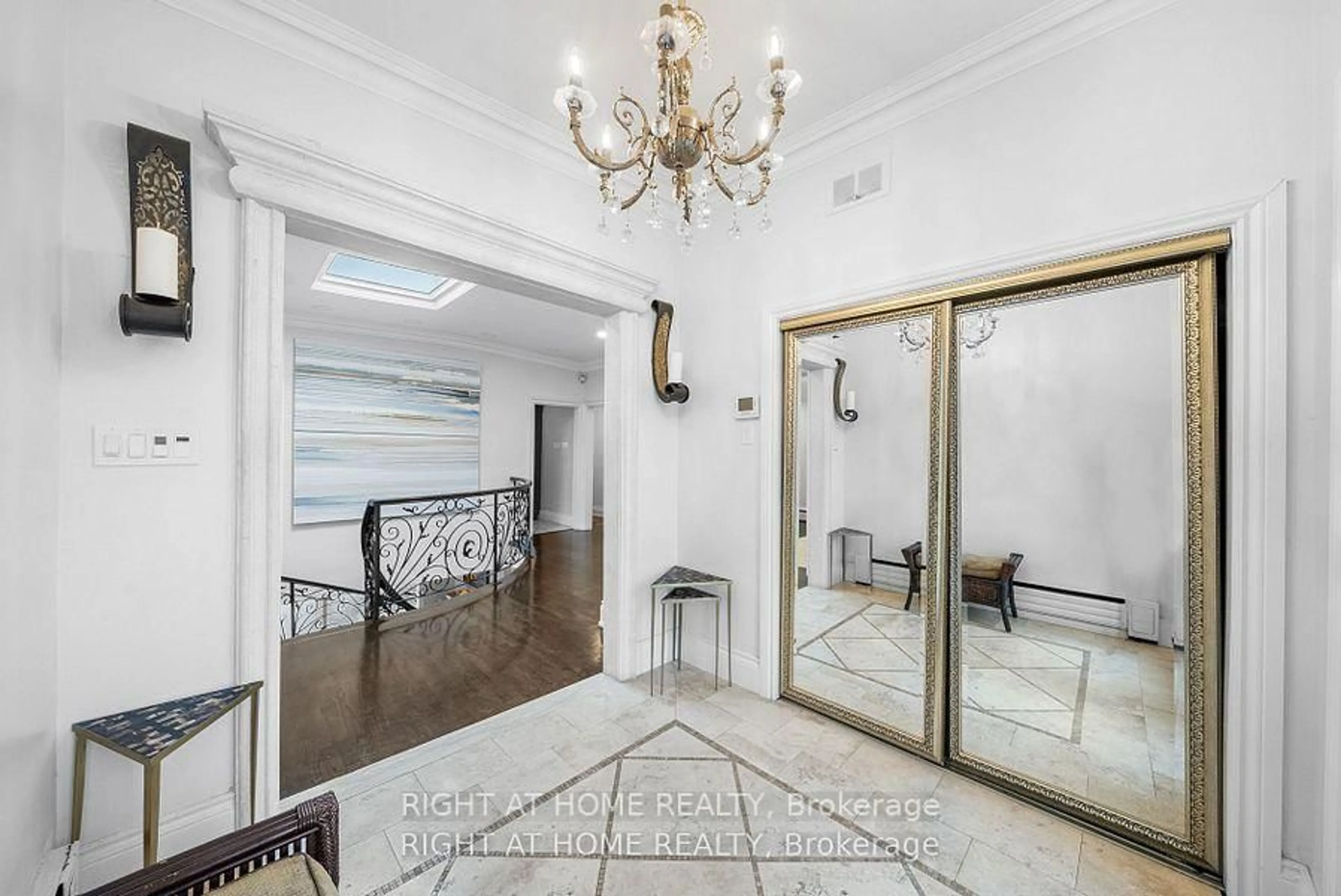 Indoor foyer for 40 Heathview Ave, Toronto Ontario M2K 2C1