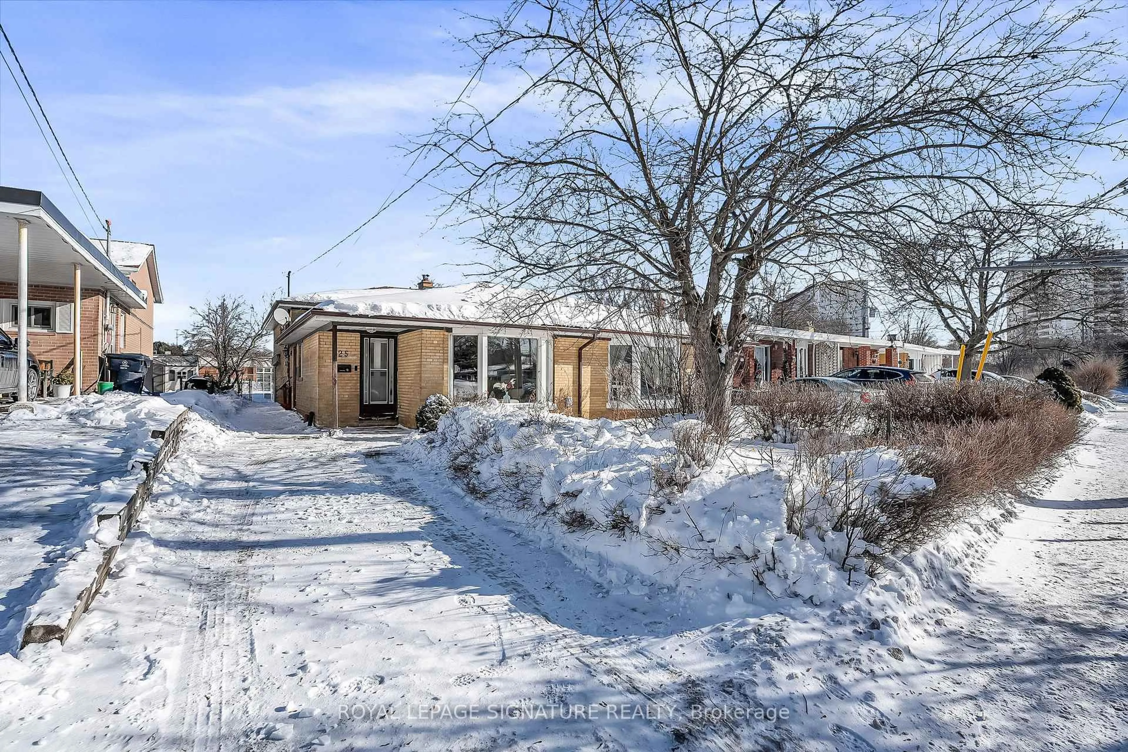 A pic from outside/outdoor area/front of a property/back of a property/a pic from drone, street for 25 Roywood Dr, Toronto Ontario M3A 2C7