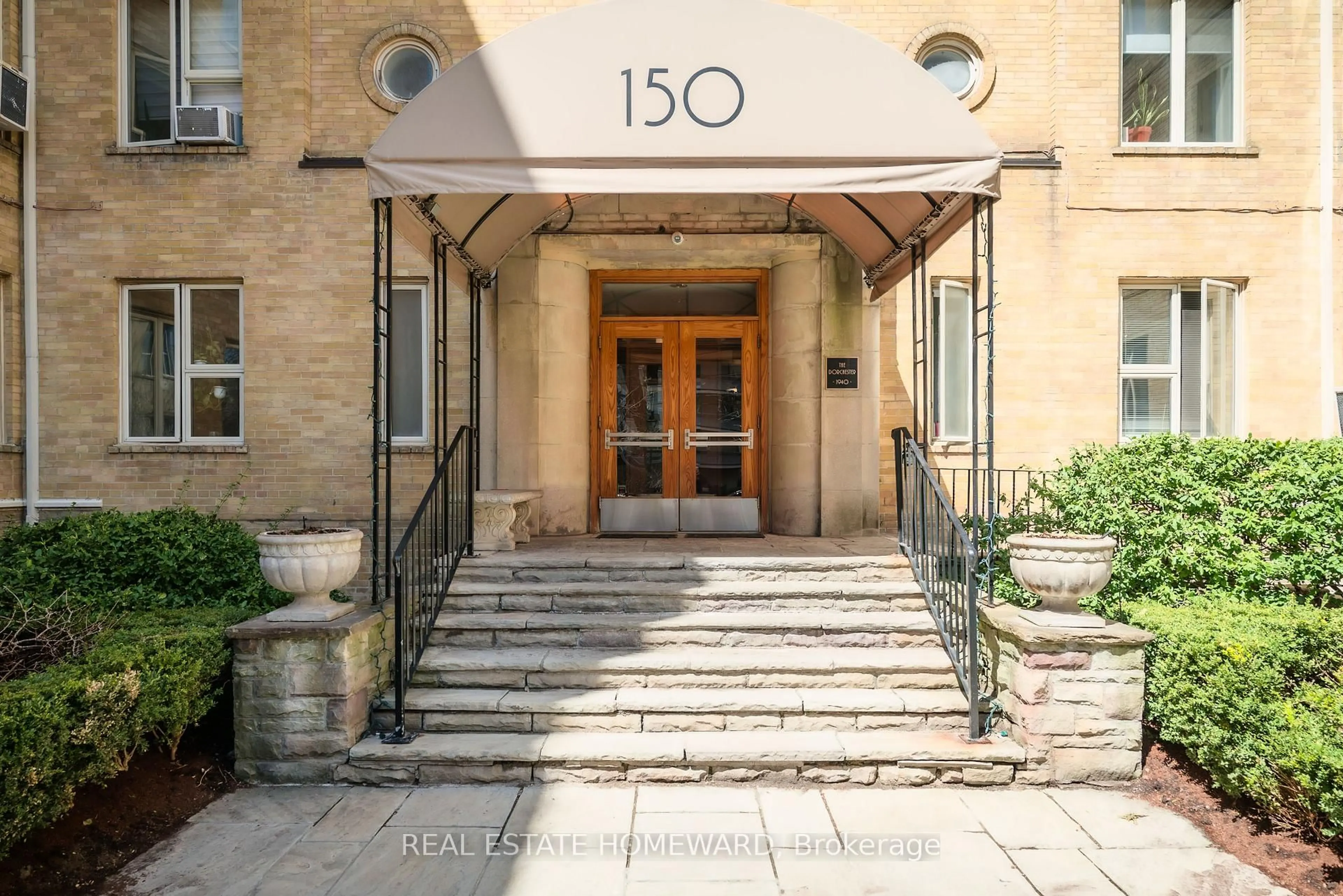 Indoor foyer for 150 Farnham Ave #406, Toronto Ontario M4V 1H5