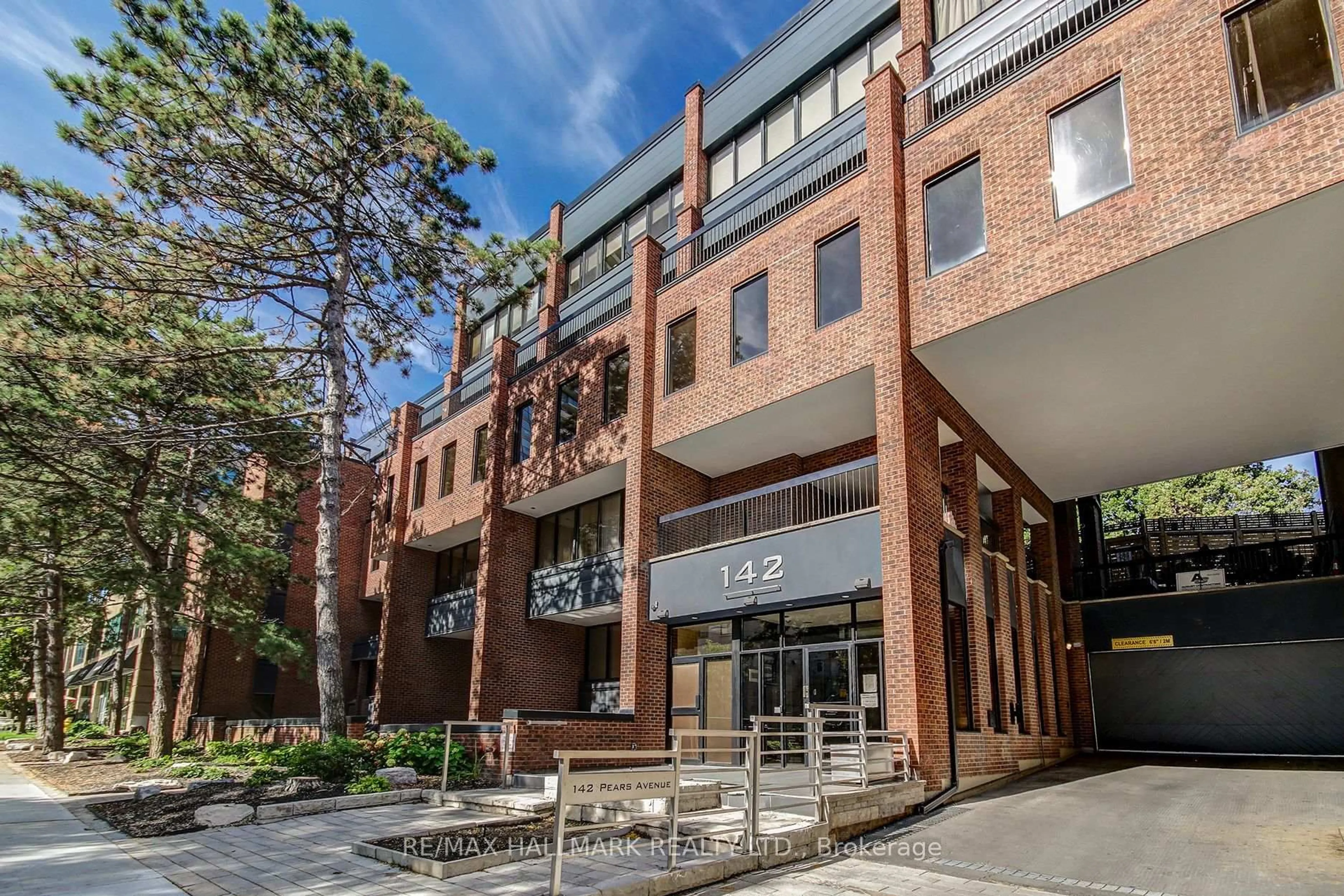 Home with brick exterior material, building for 142 Pears Ave #A12, Toronto Ontario M5R 1T2
