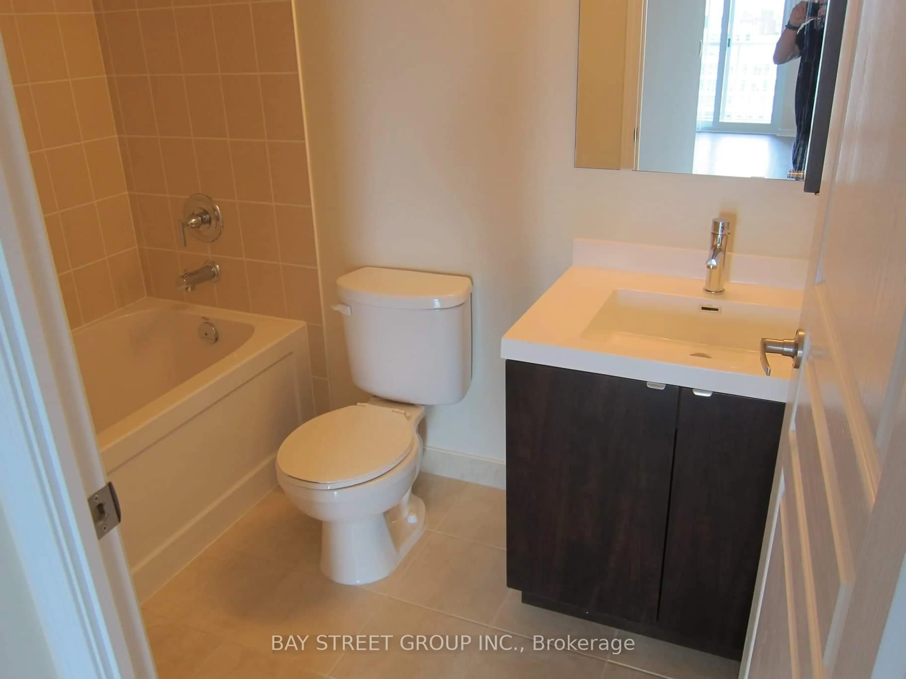 Standard bathroom, ceramic/tile floor for 352 Front St #910, Toronto Ontario M5V 1B5