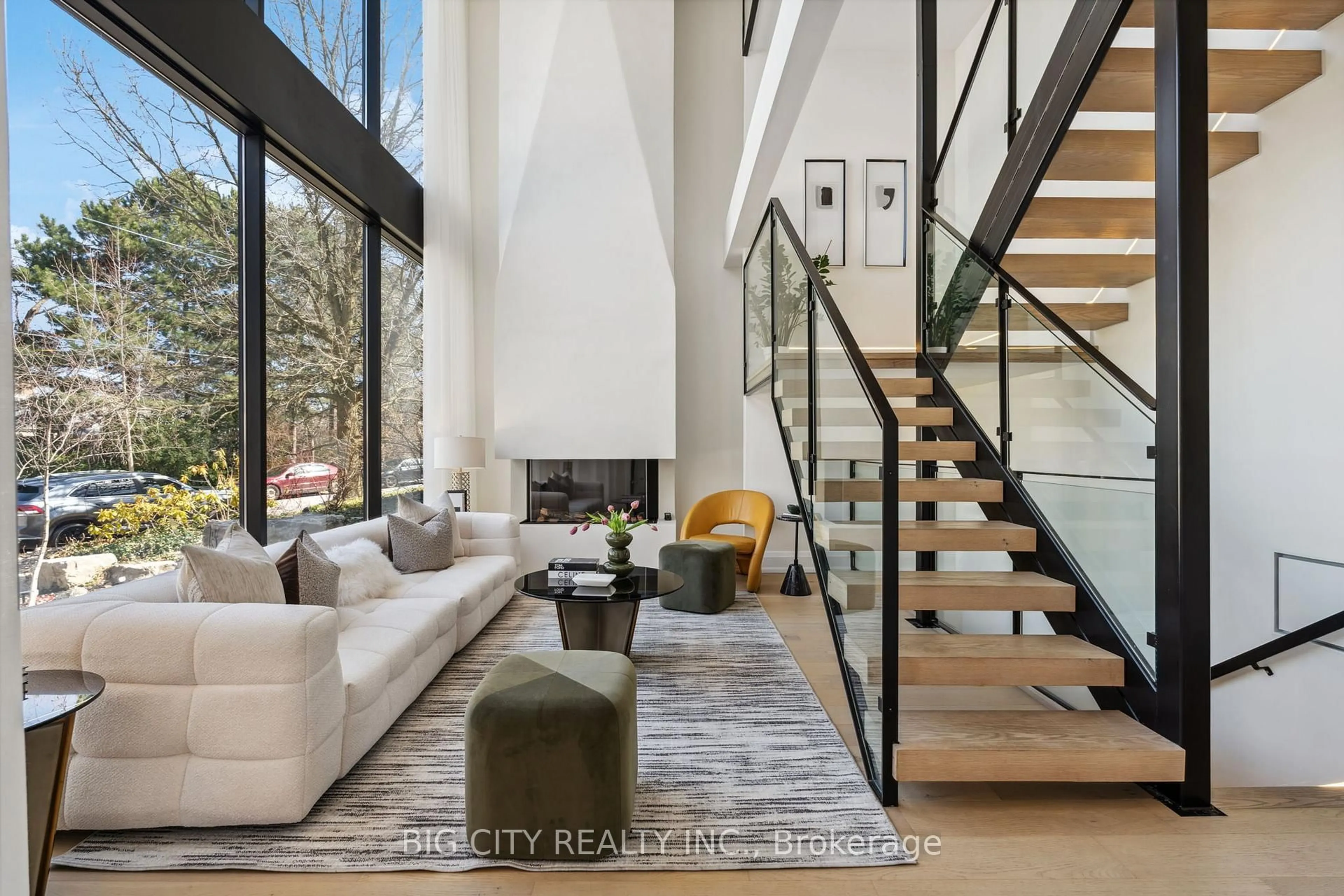 Indoor entryway for 75 Lawrence Cres, Toronto Ontario M4N 1N3