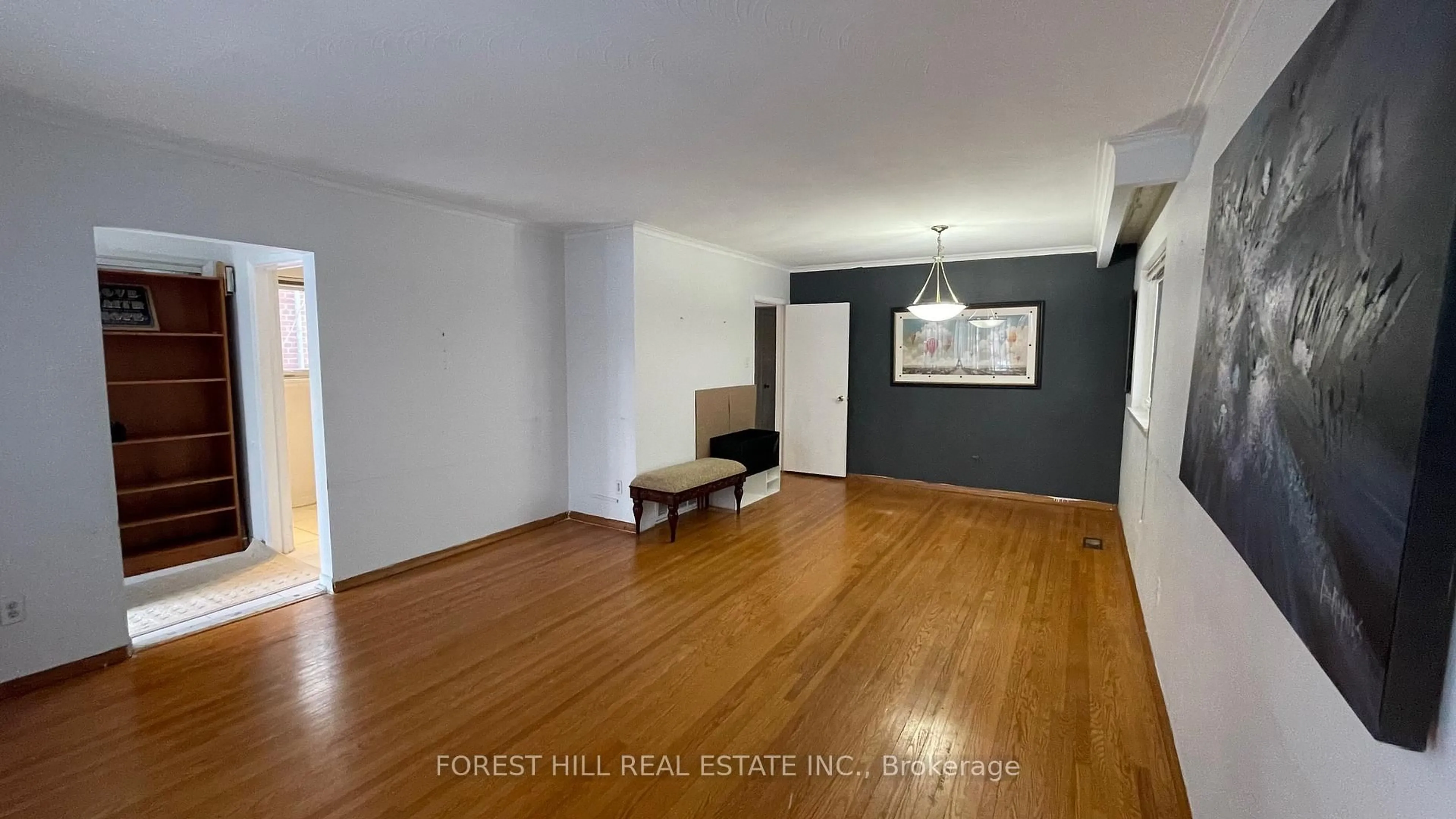 Living room with furniture, wood/laminate floor for 155 Churchill Ave, Toronto Ontario M2N 1Z3