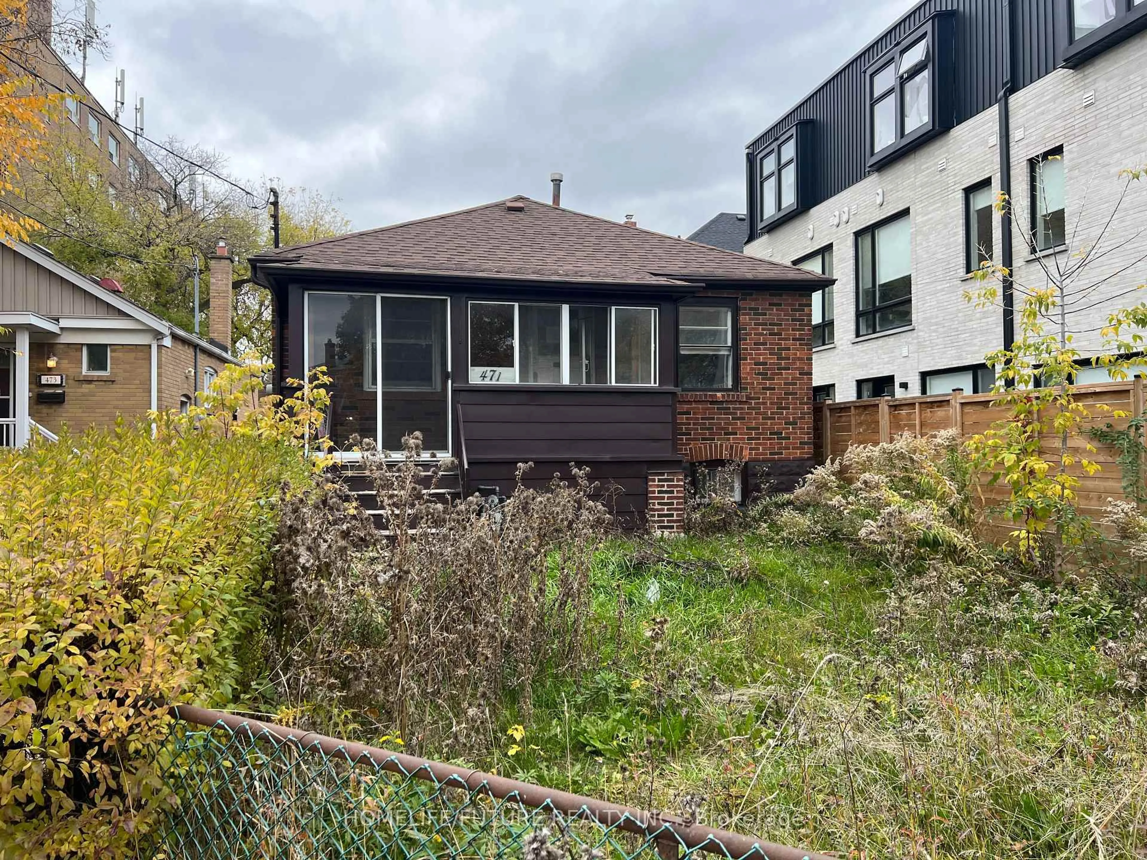 A pic from outside/outdoor area/front of a property/back of a property/a pic from drone, unknown for 471 Vaughan Rd, Toronto Ontario M6C 2P5