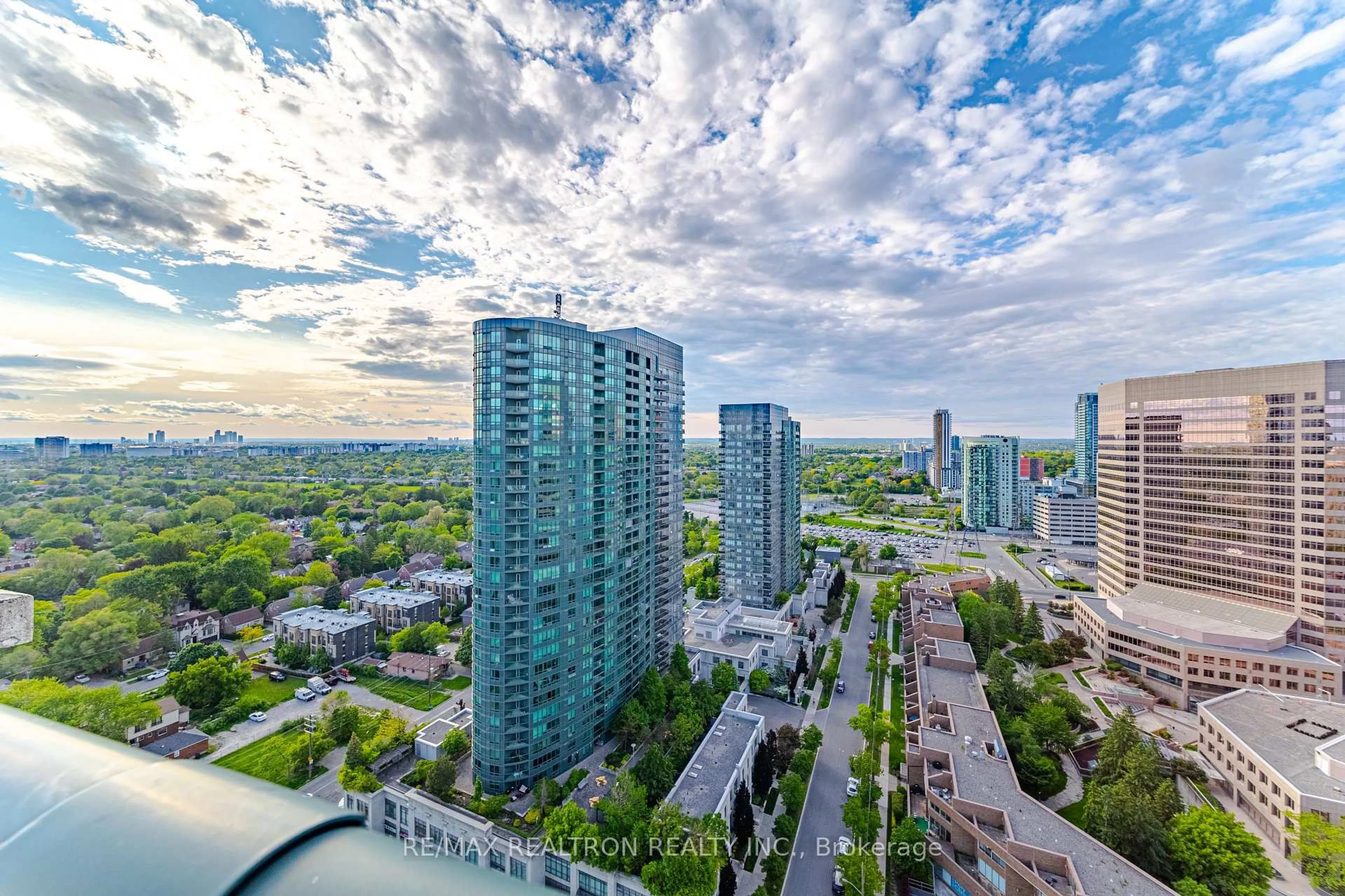 A pic from outside/outdoor area/front of a property/back of a property/a pic from drone, city buildings view from balcony for 7 Lorraine Dr #LRG 7, Toronto Ontario M2N 7H3