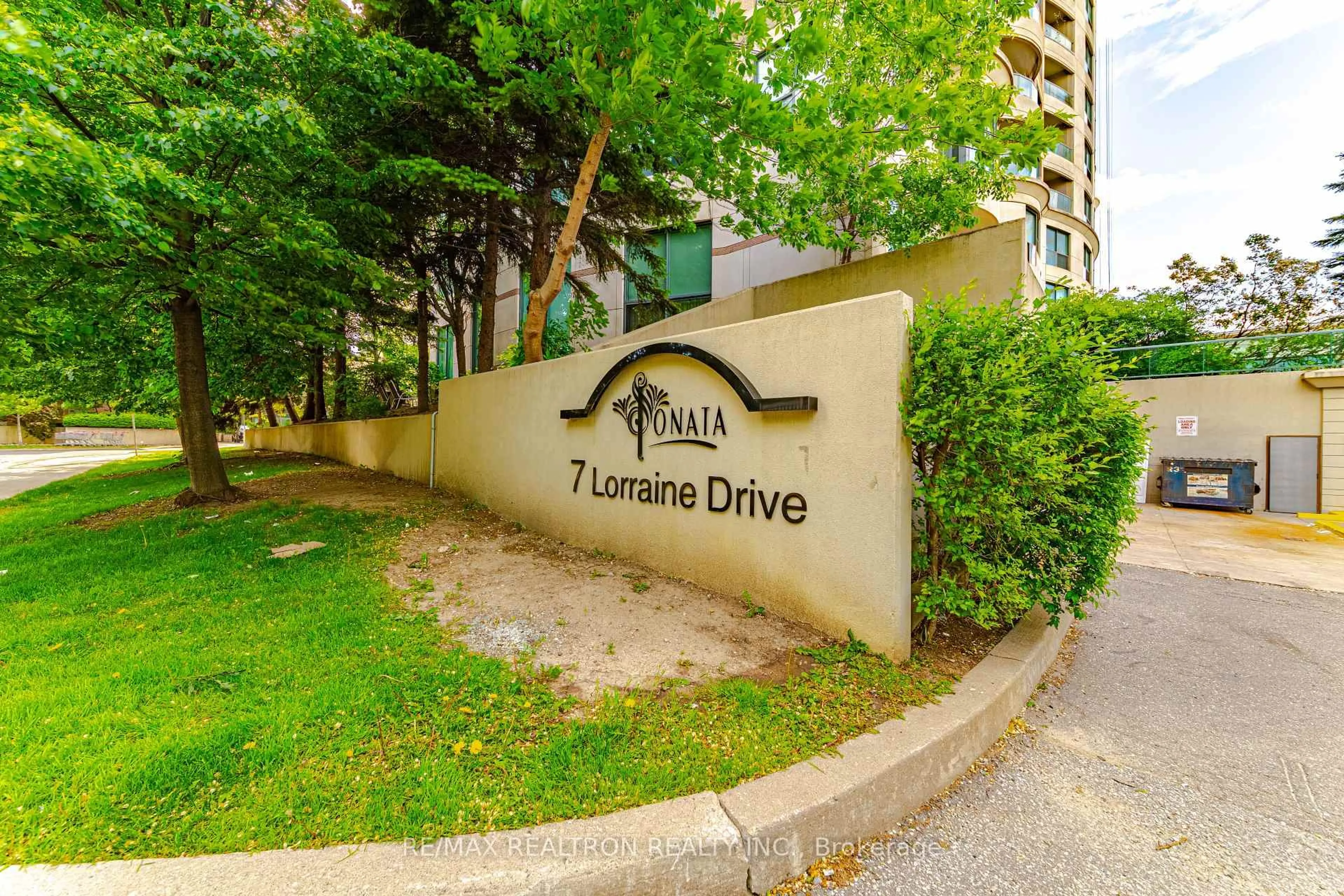 Indoor foyer for 7 Lorraine Dr #LRG 7, Toronto Ontario M2N 7H3