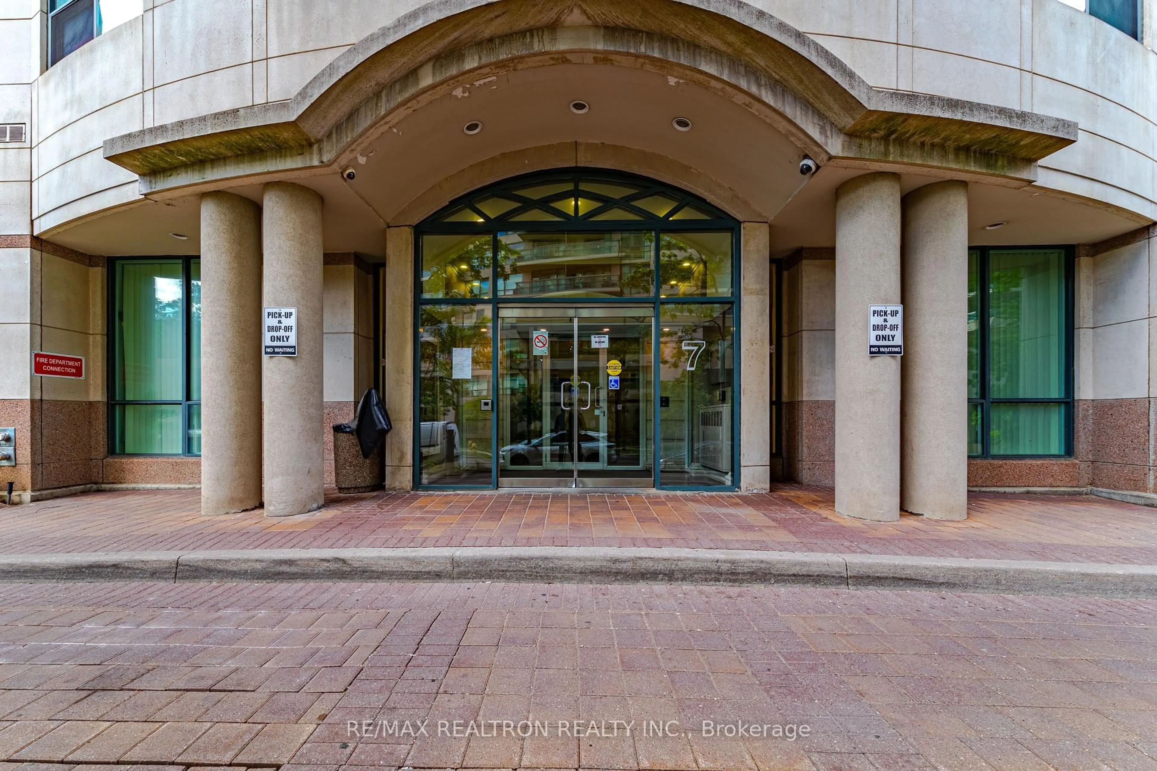 Indoor foyer for 7 Lorraine Dr #LRG 7, Toronto Ontario M2N 7H3