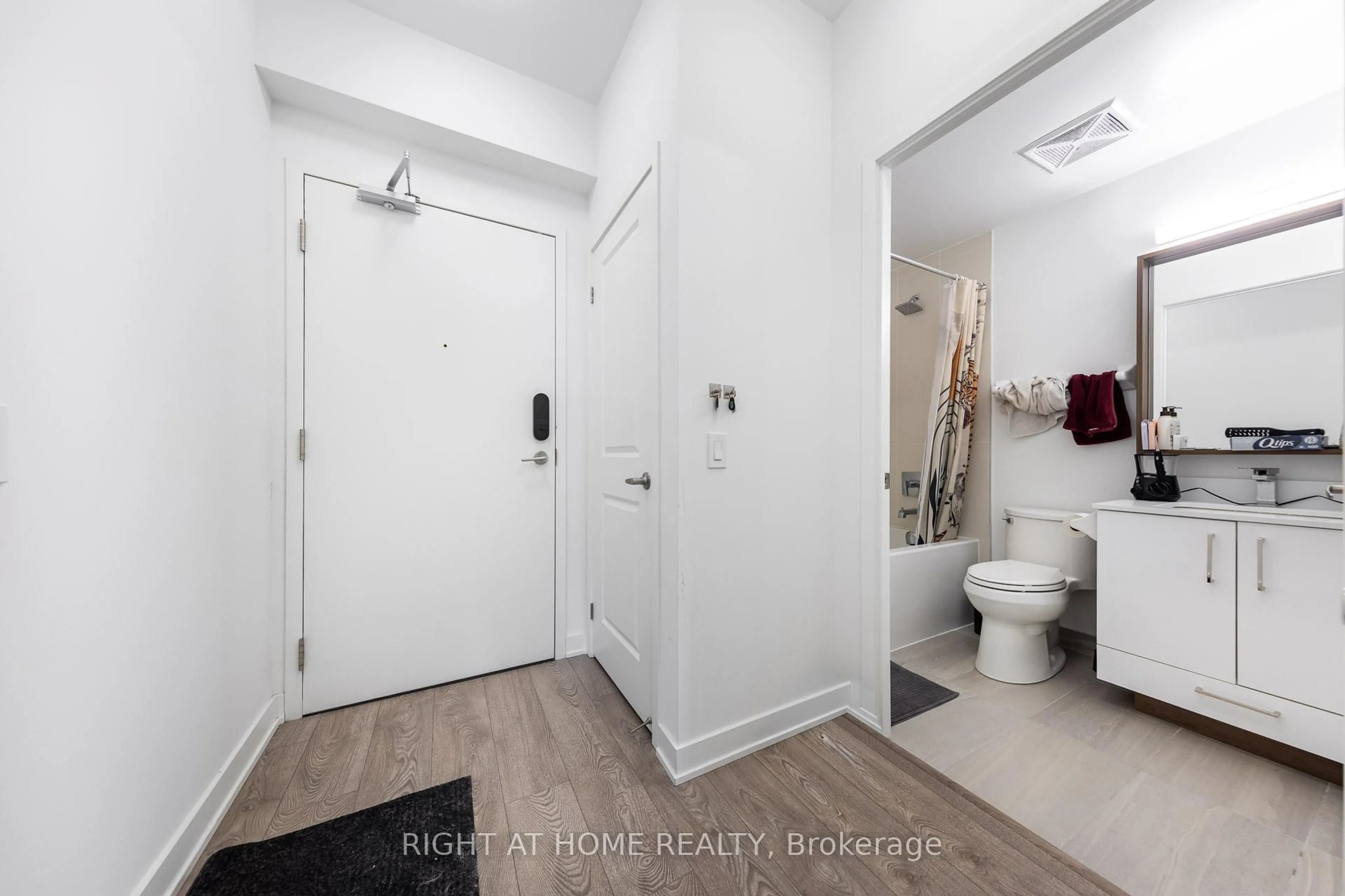 Indoor entryway for 543 Richmond St #623, Toronto Ontario M5V 1Y6