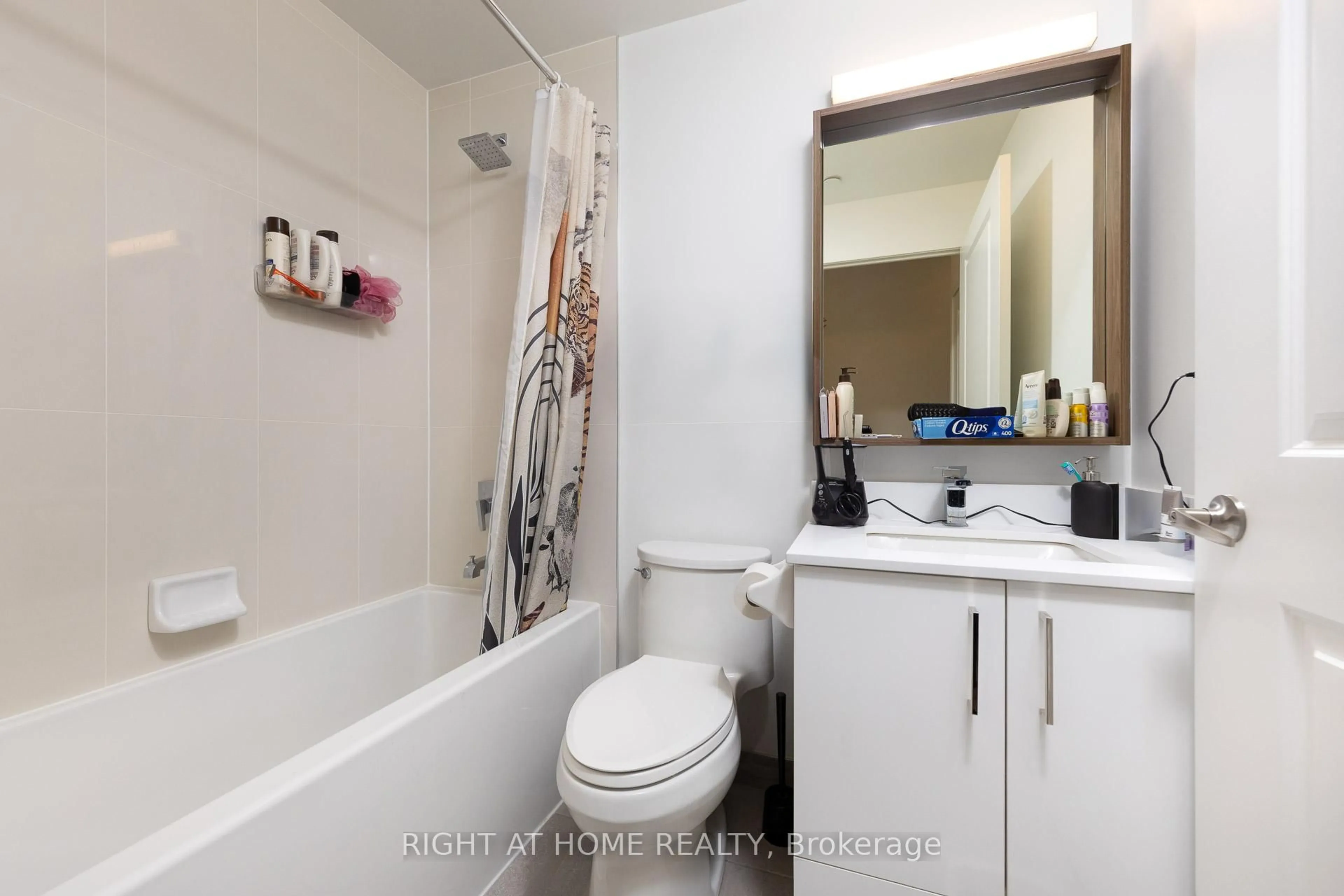 Standard bathroom, unknown for 543 Richmond St #623, Toronto Ontario M5V 1Y6