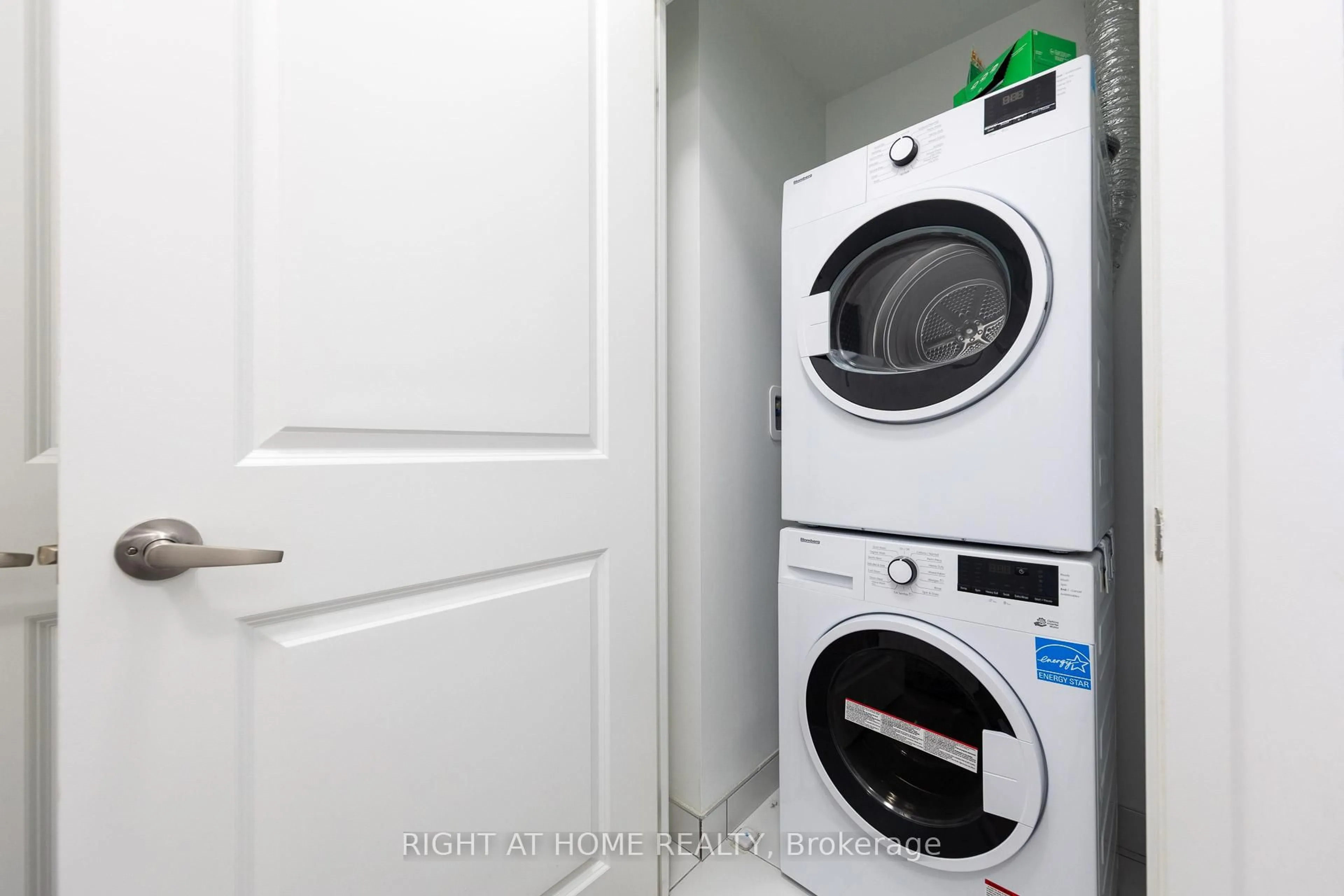 Laundry room for 543 Richmond St #623, Toronto Ontario M5V 1Y6