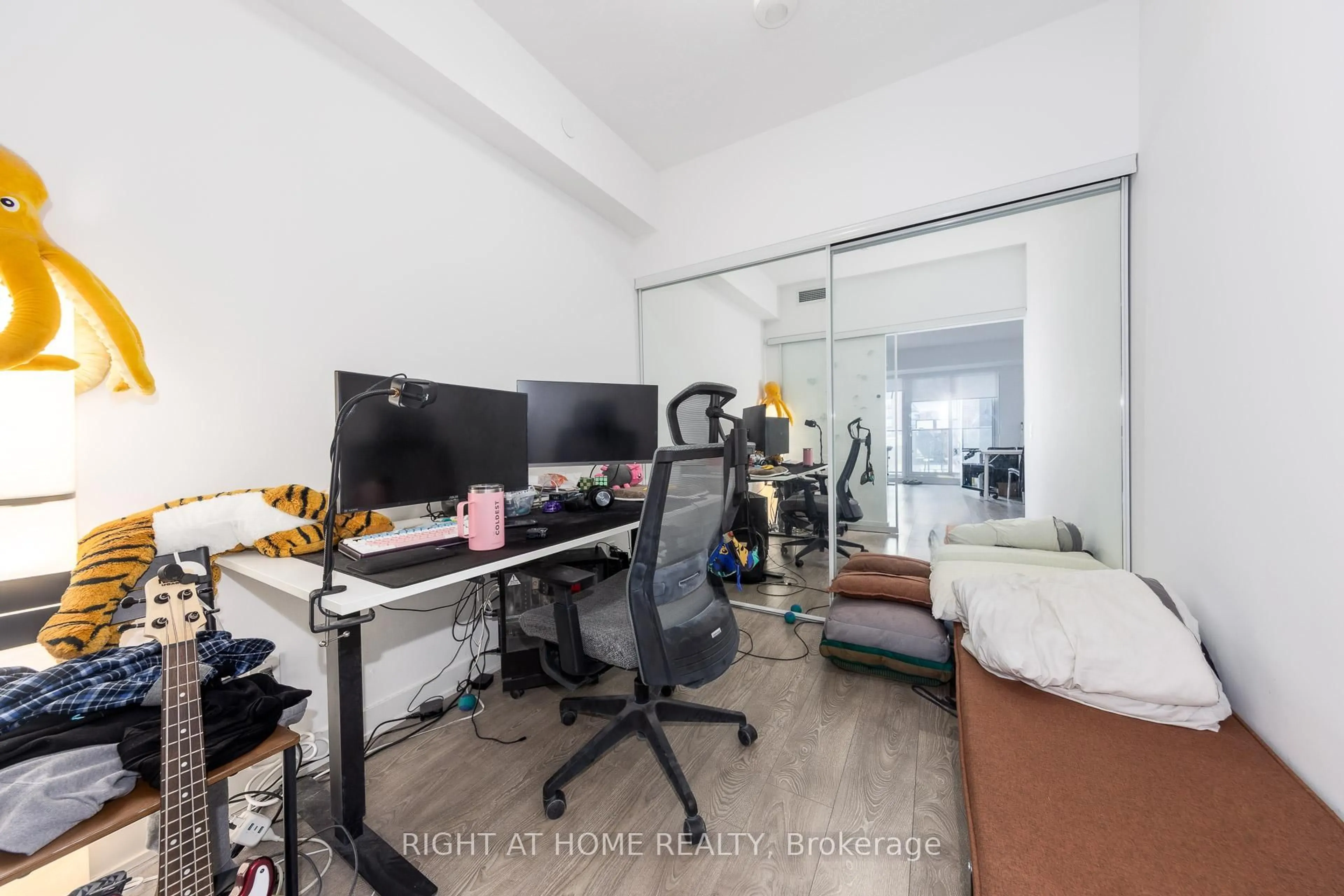A pic of a room for 543 Richmond St #623, Toronto Ontario M5V 1Y6