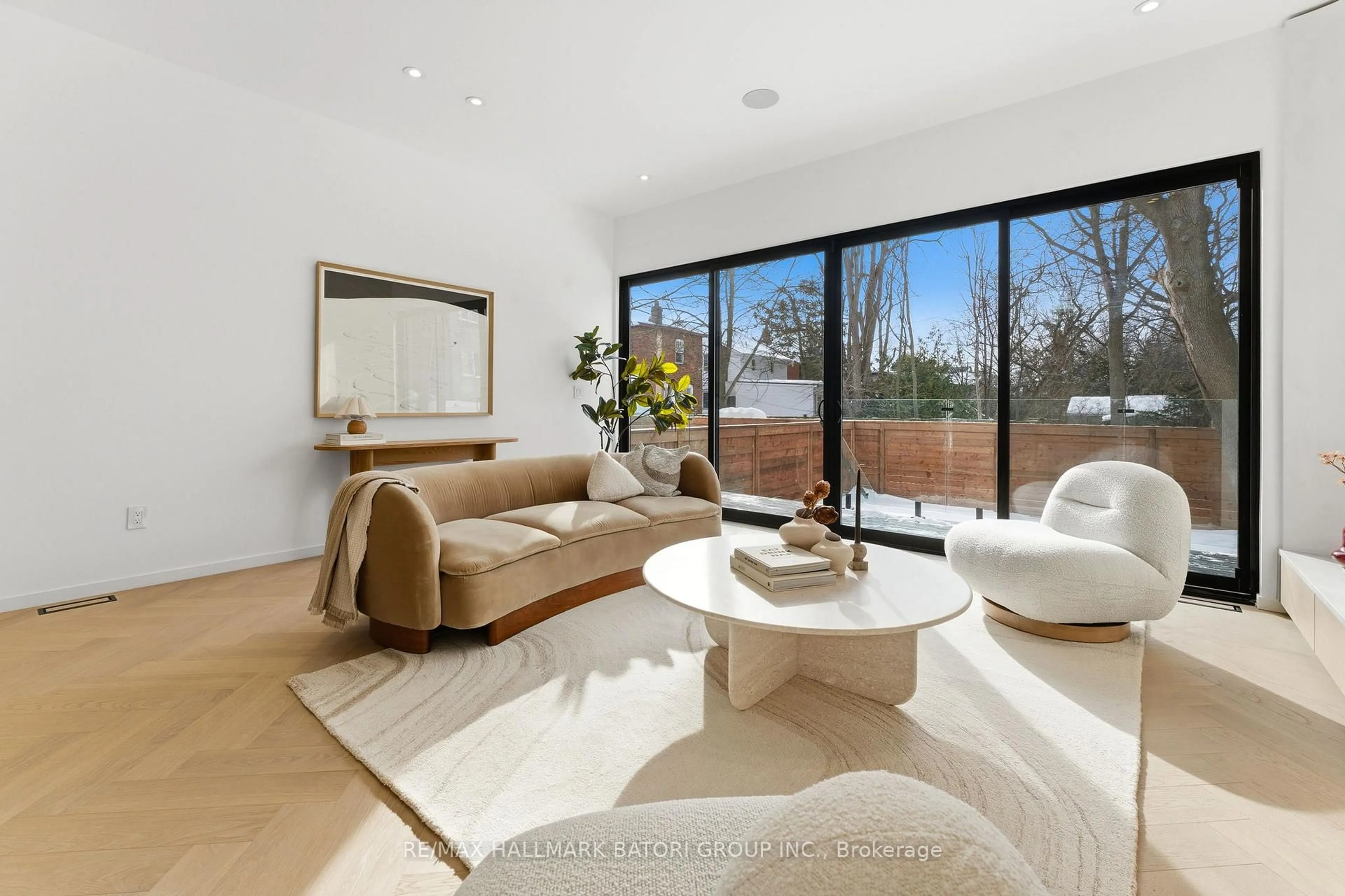 Living room with furniture, unknown for 538 Duplex Ave, Toronto Ontario M4R 1E6