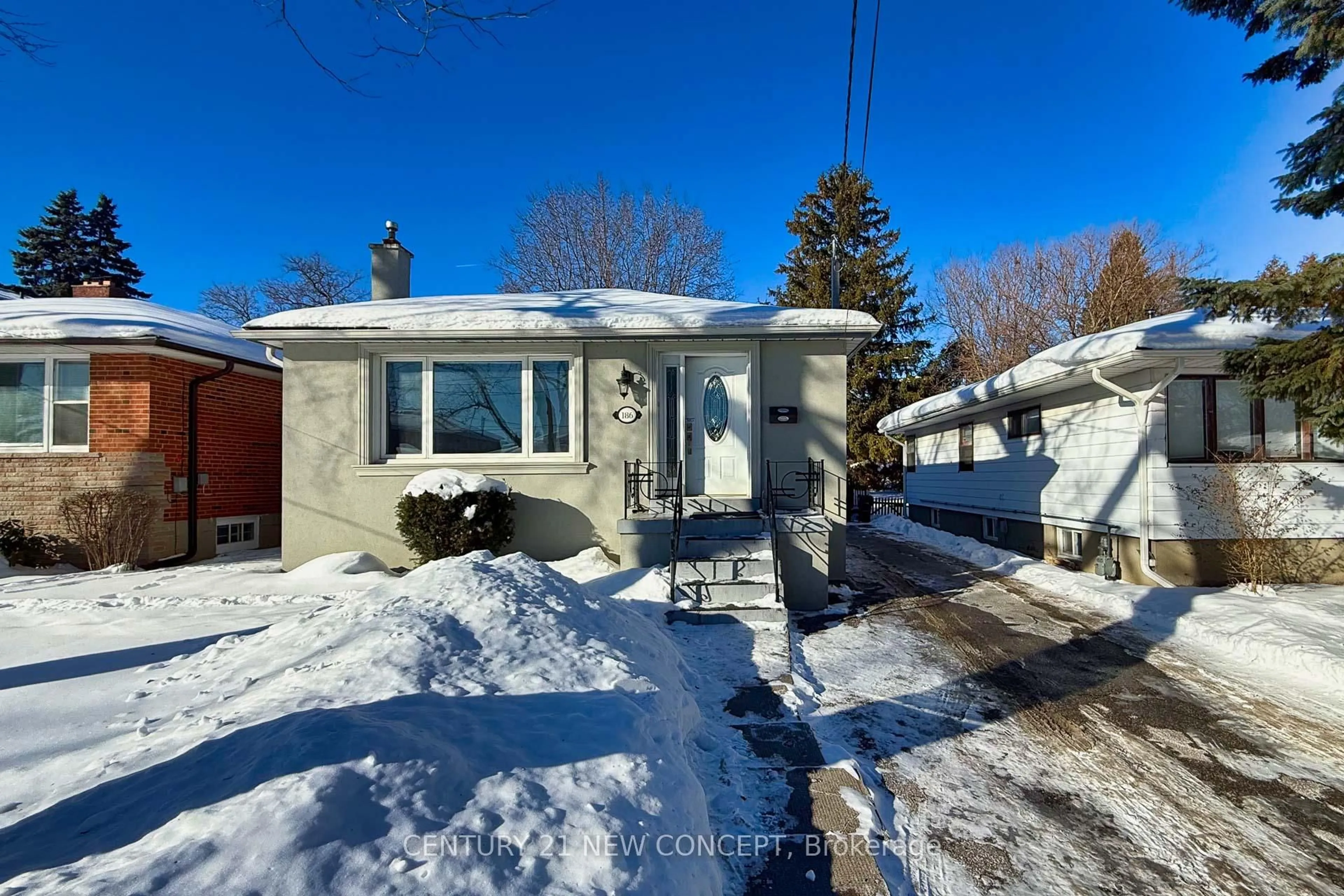 A pic from outside/outdoor area/front of a property/back of a property/a pic from drone, street for 186 Hendon Ave, Toronto Ontario M2M 1A7