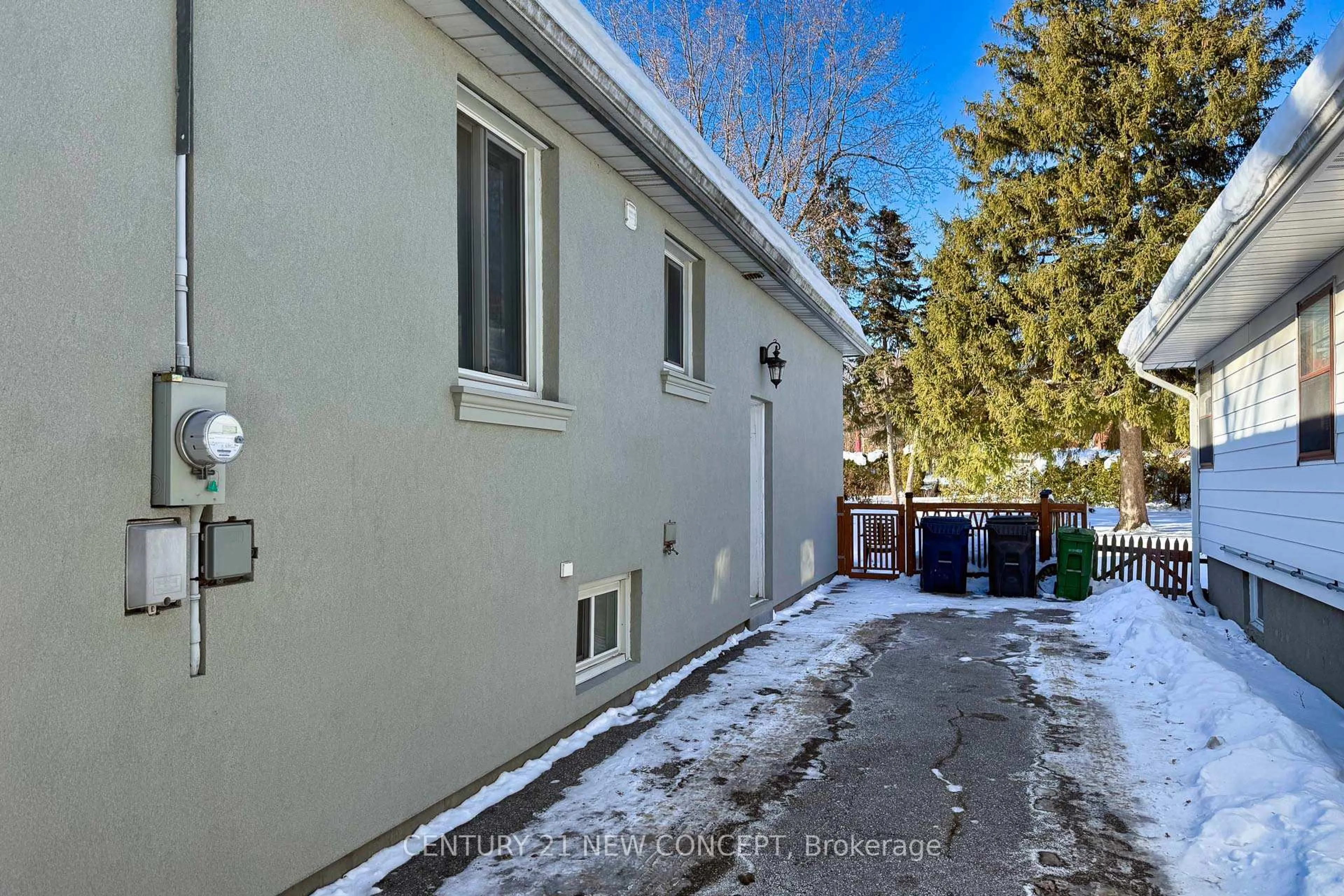 A pic from outside/outdoor area/front of a property/back of a property/a pic from drone, street for 186 Hendon Ave, Toronto Ontario M2M 1A7