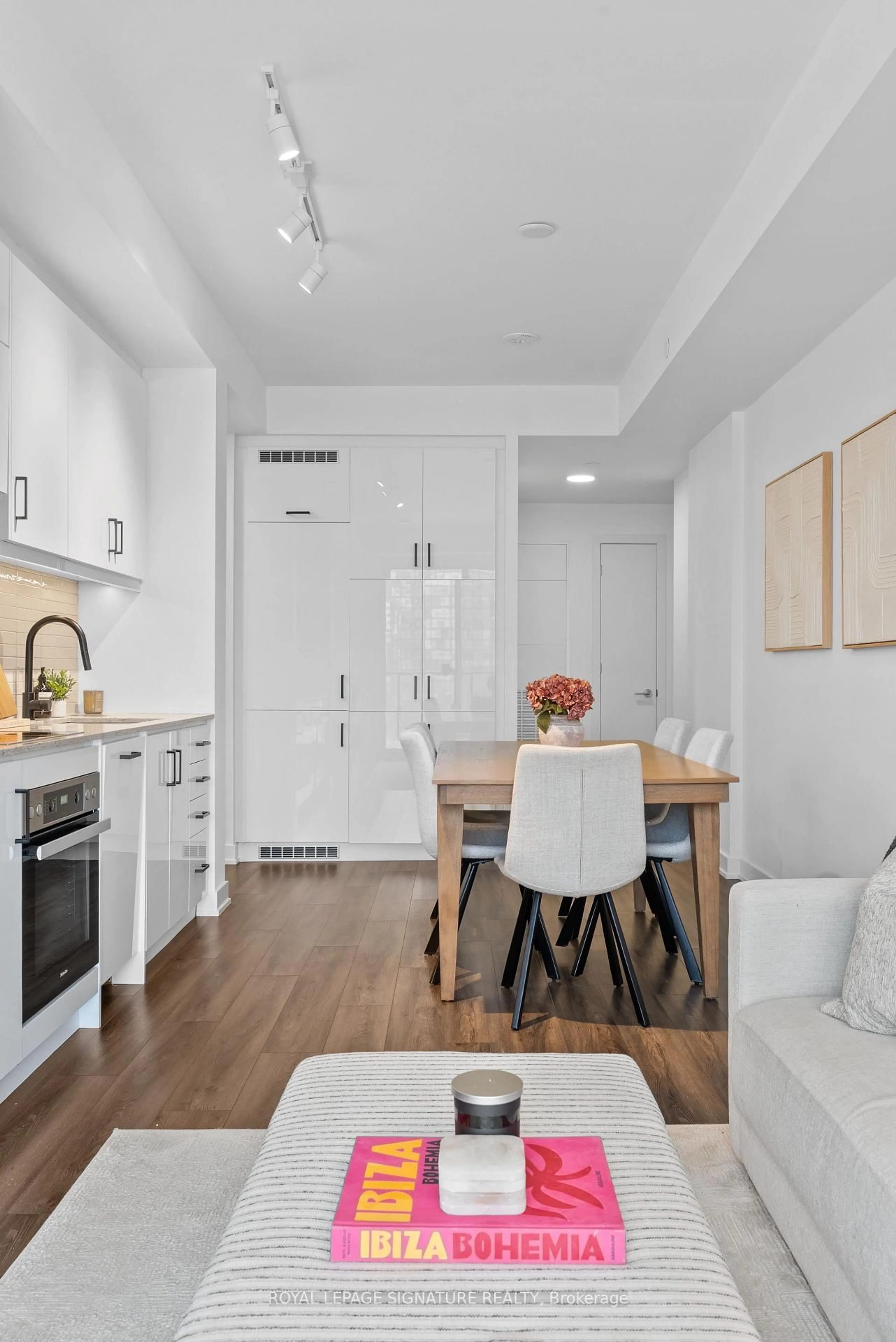 Open concept kitchen, wood/laminate floor for 9 Tecumseth St #816, Toronto Ontario M5V 3G4