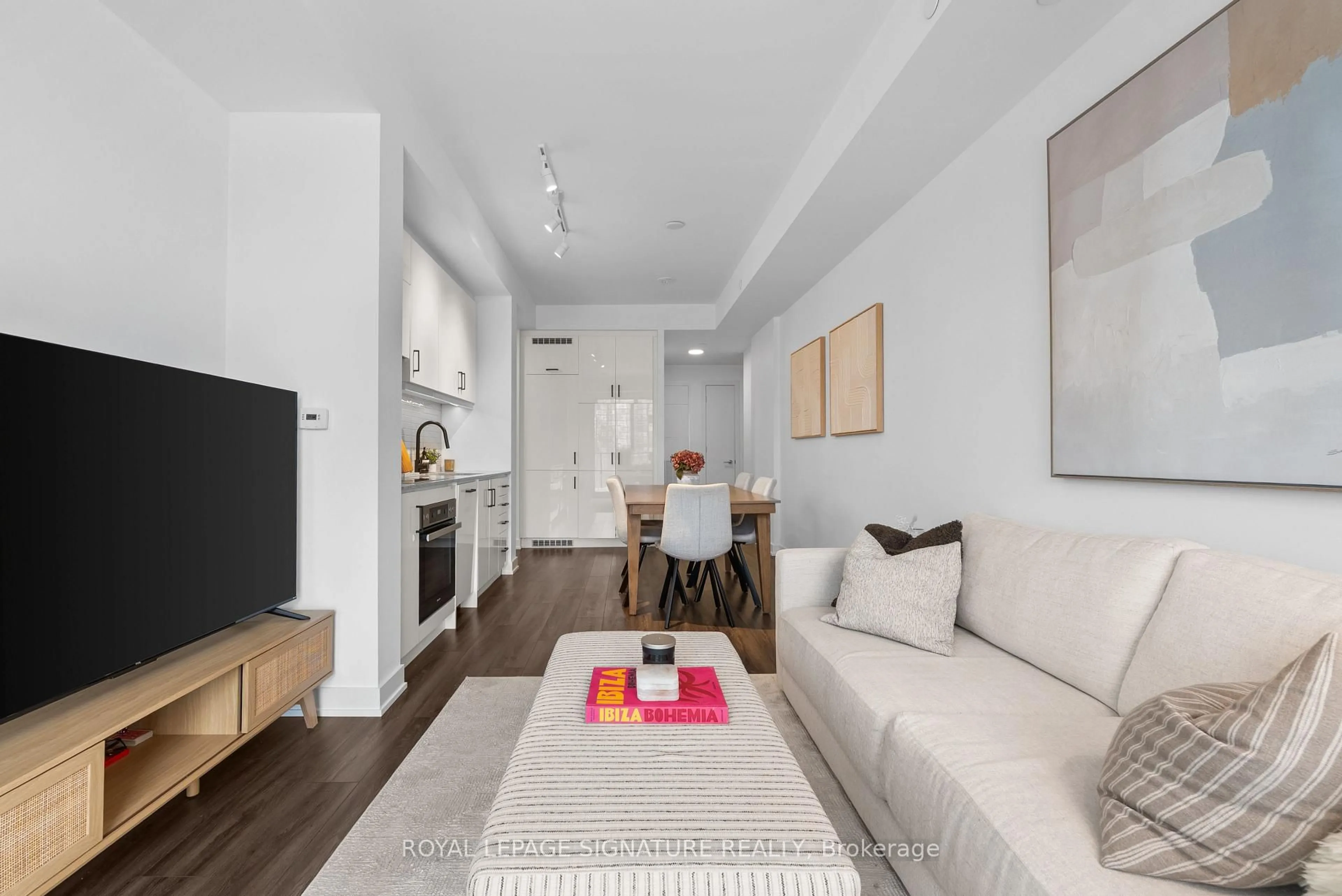 Living room with furniture, unknown for 9 Tecumseth St #816, Toronto Ontario M5V 3G4