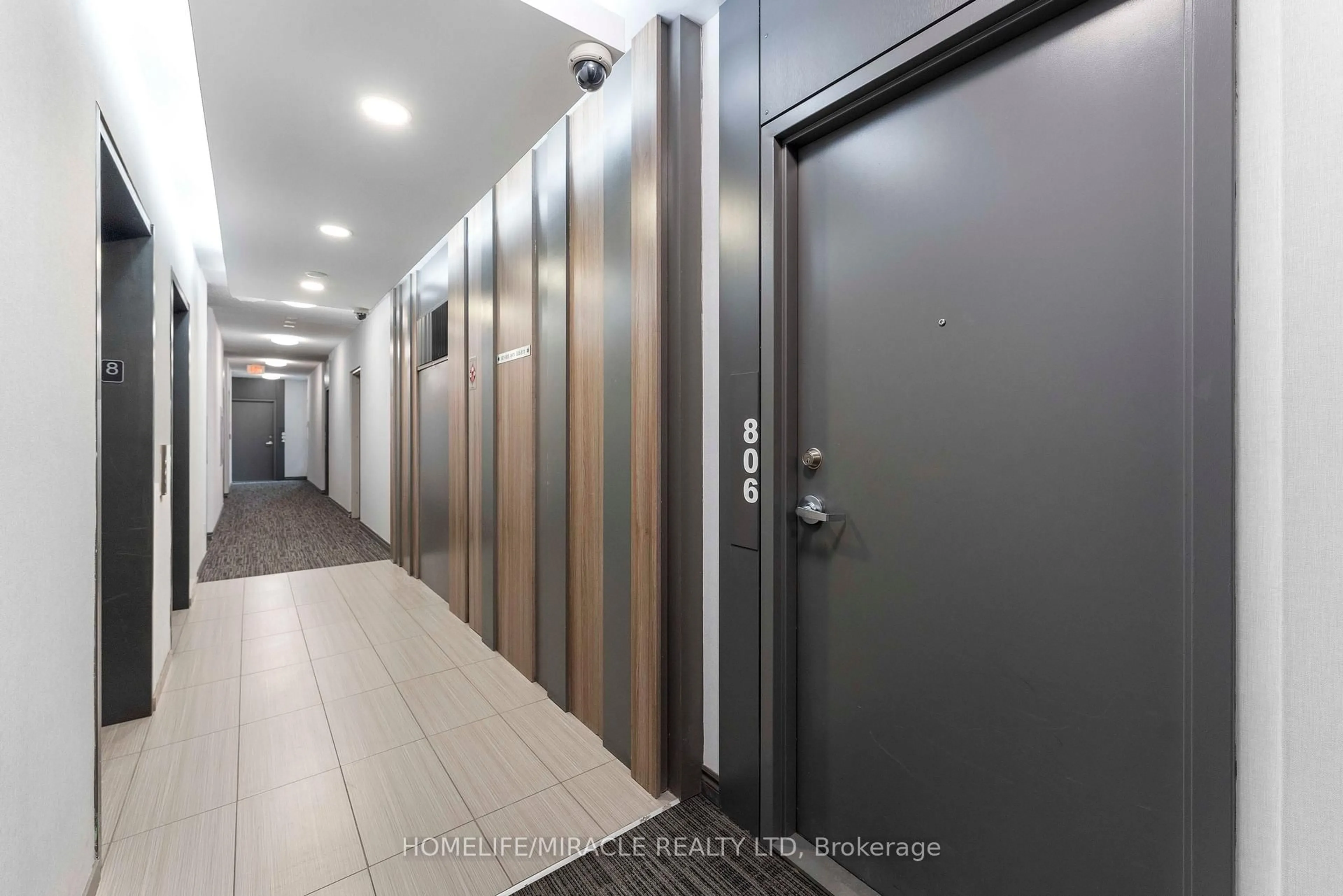 Indoor foyer for 15 Bruyeres Mews #806, Toronto Ontario M5V 0A7