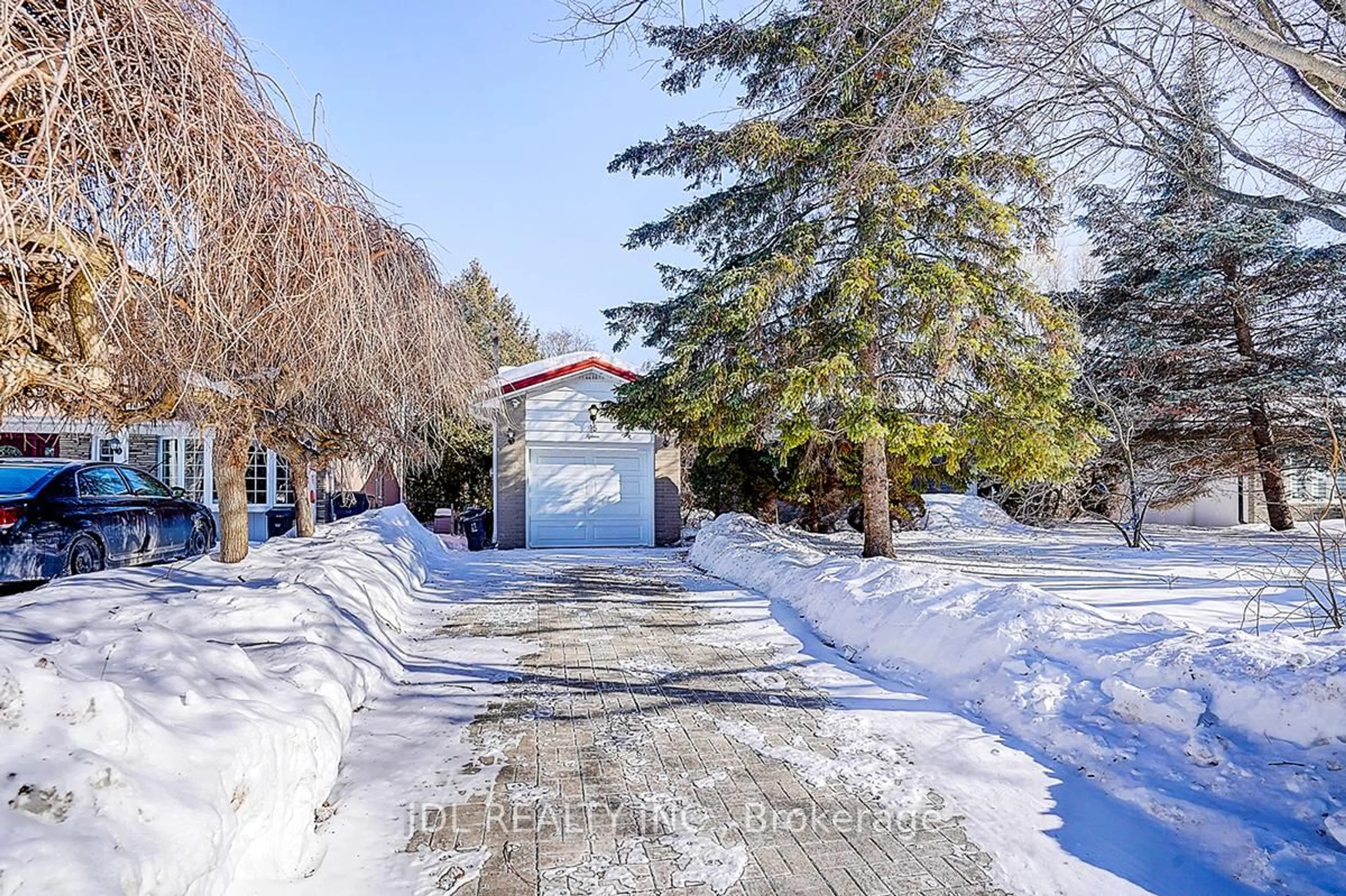 A pic from outside/outdoor area/front of a property/back of a property/a pic from drone, street for 15 Crossburn Dr, Toronto Ontario M3B 2Z3