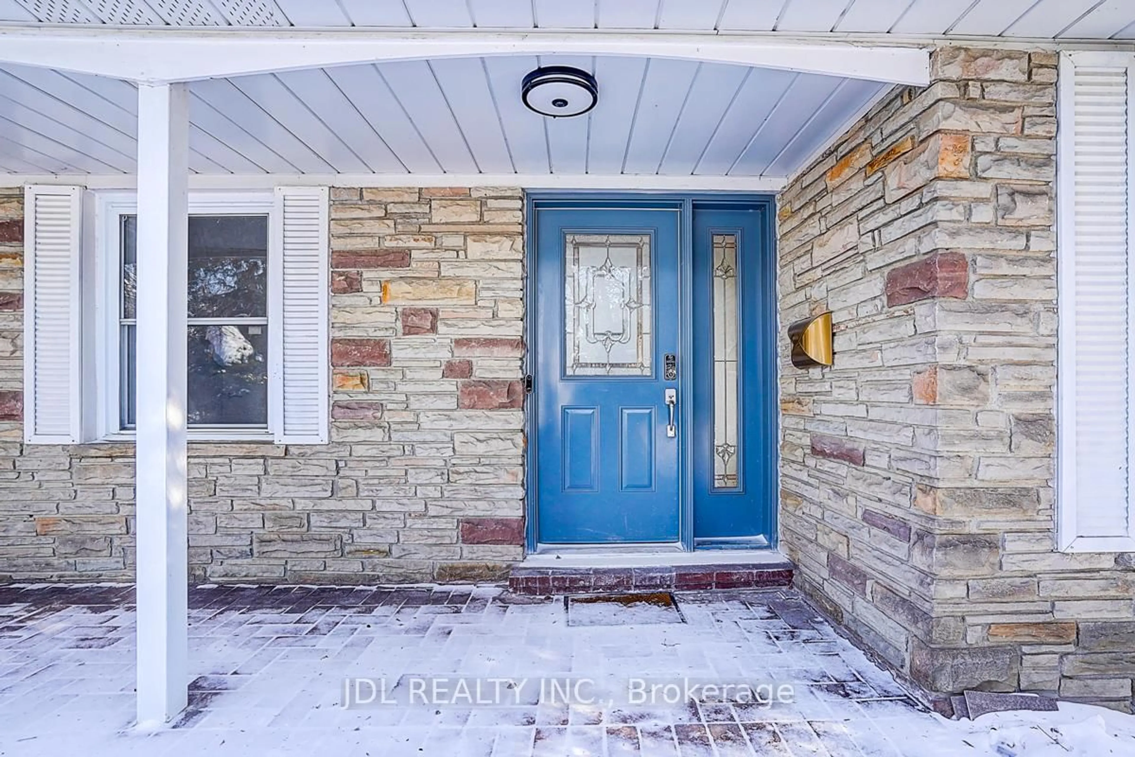 Indoor entryway for 15 Crossburn Dr, Toronto Ontario M3B 2Z3