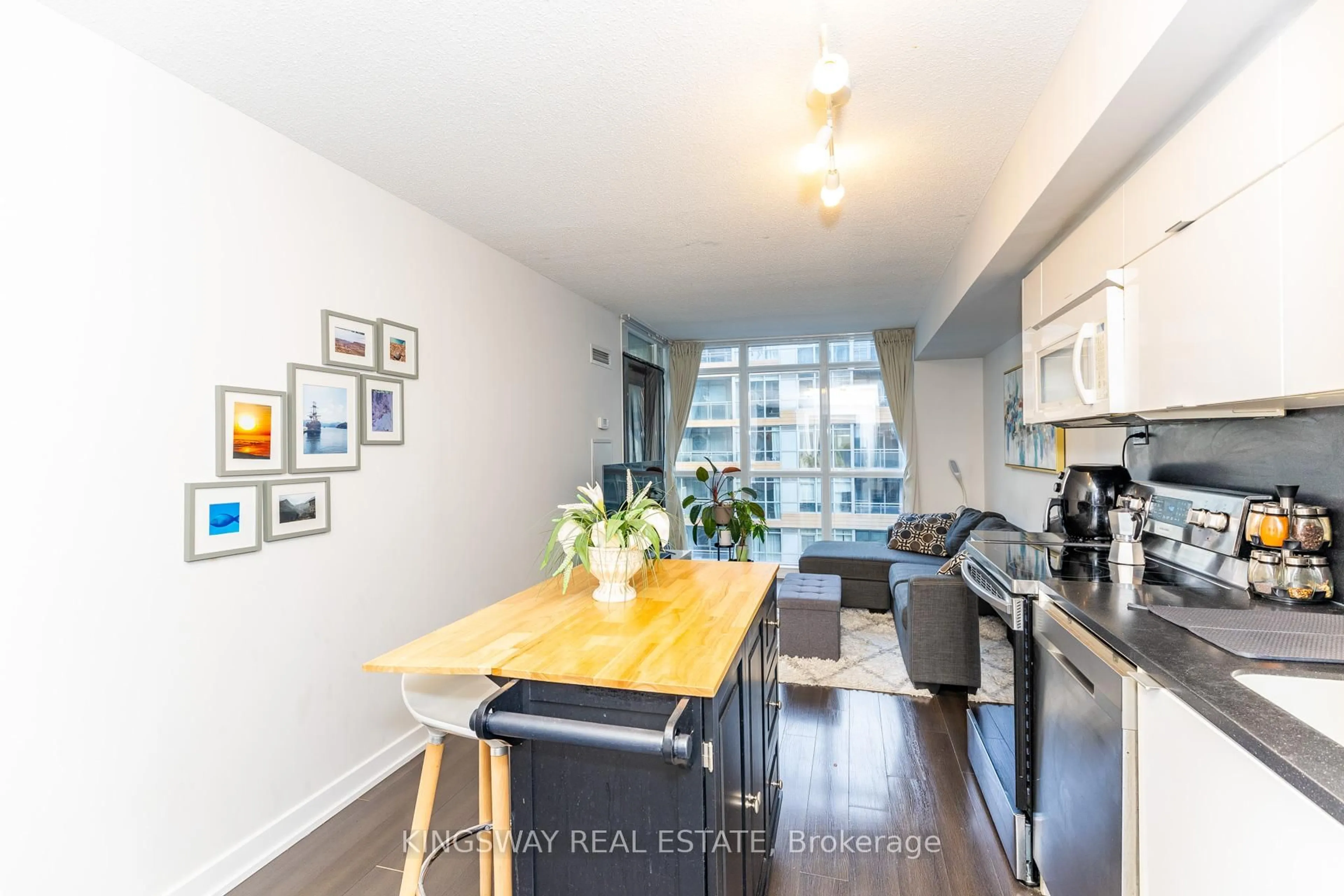 Open concept kitchen, wood/laminate floor for 151 Dan Leckie Way #746, Toronto Ontario M5V 0B4
