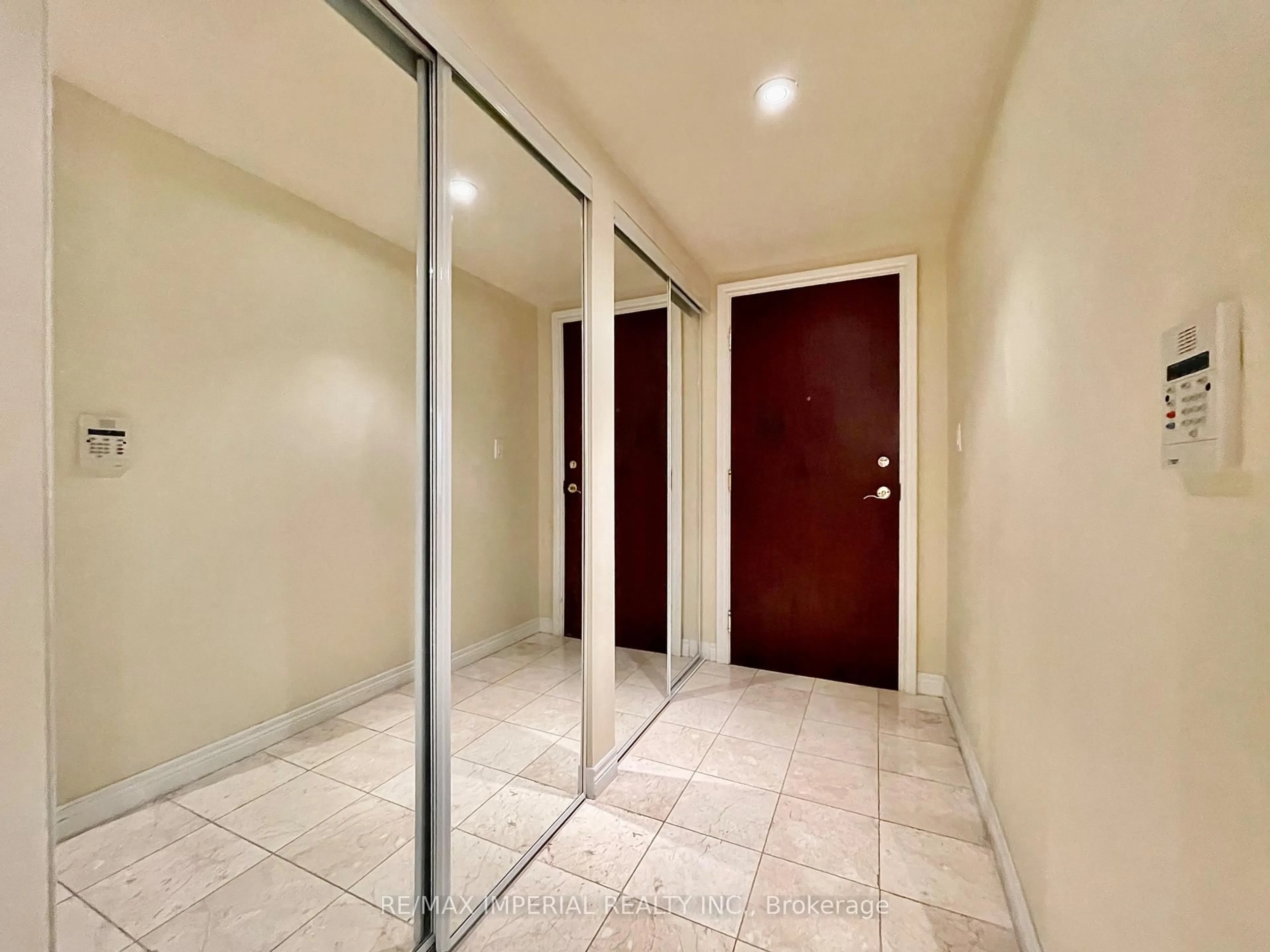 Indoor foyer for 38 WILLIAM CARSON Cres #223, Toronto Ontario M2P 2H2