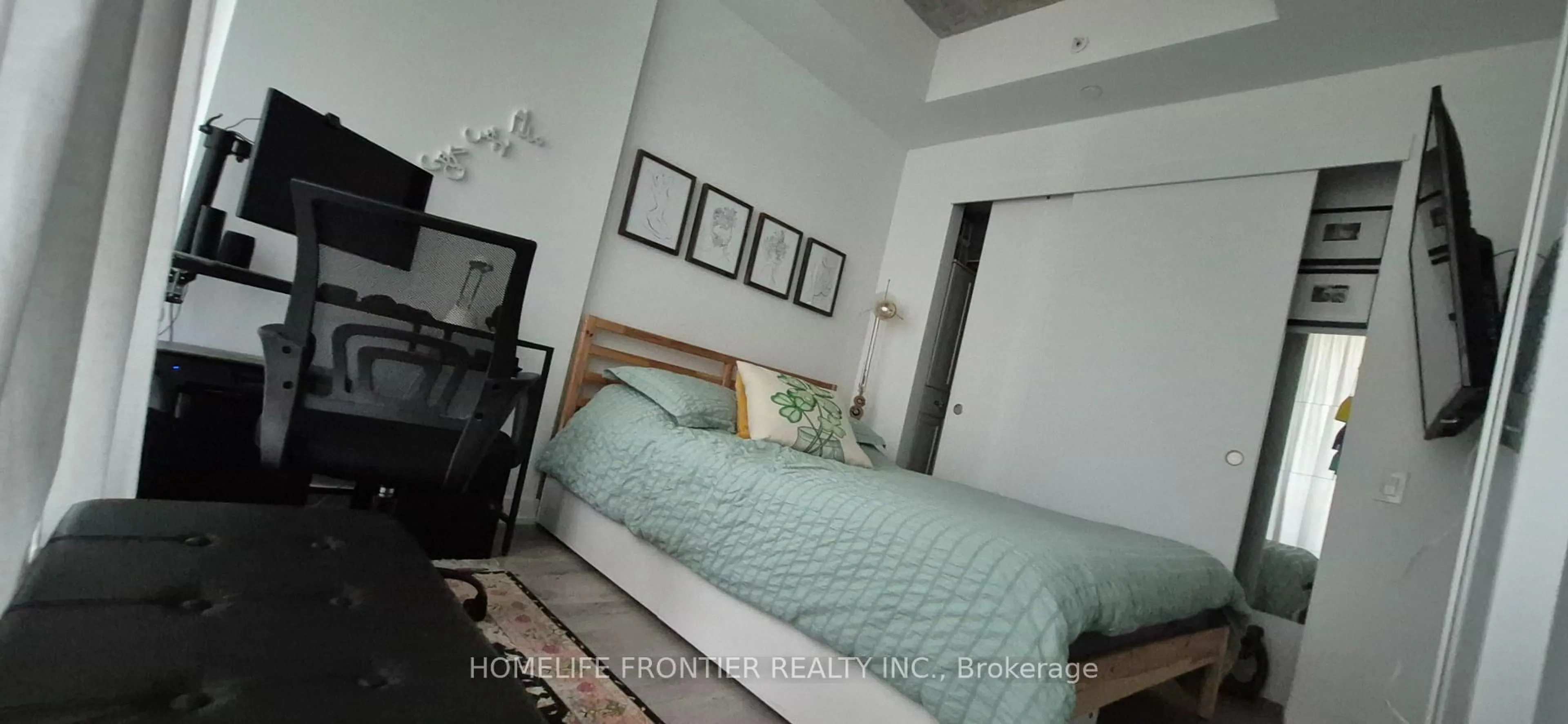 Bedroom with bed, unknown for 161 Roehampton Ave #226, Toronto Ontario M4P 0C8