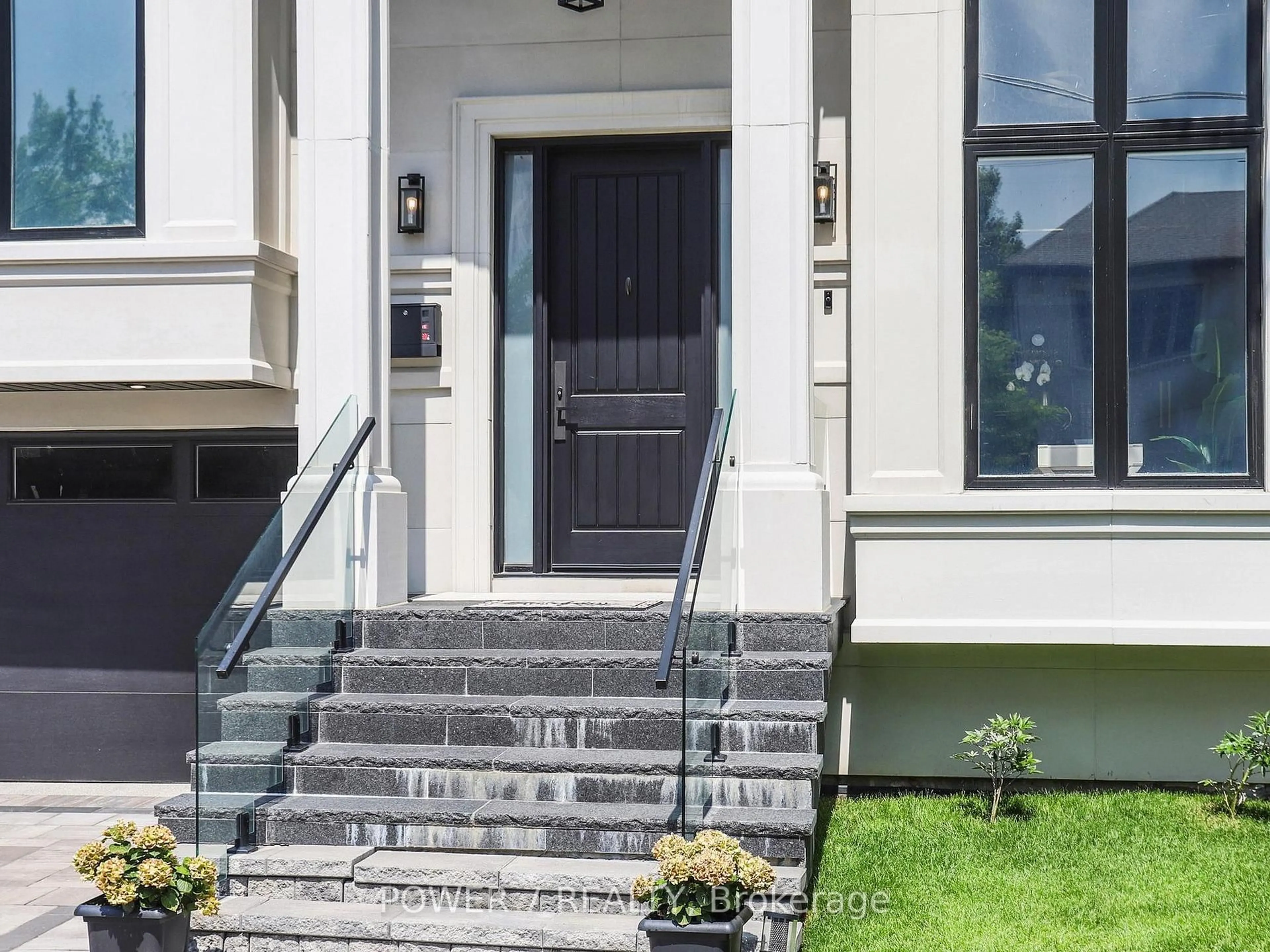 Indoor entryway for 34 Dresden Rd, Toronto Ontario M3H 1W9