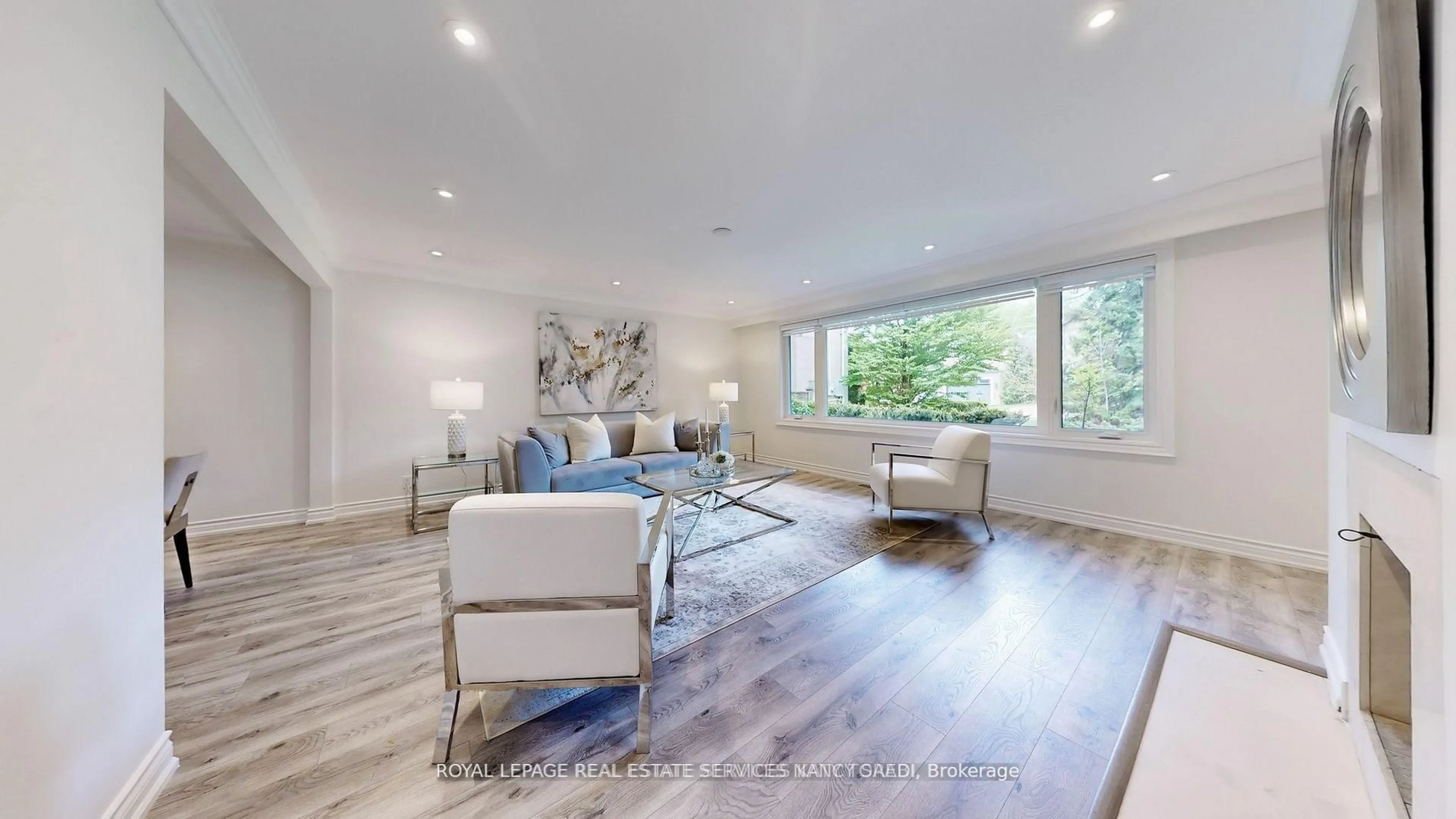 Living room with furniture, wood/laminate floor for 15 Farrington Dr, Toronto Ontario M2L 2B4