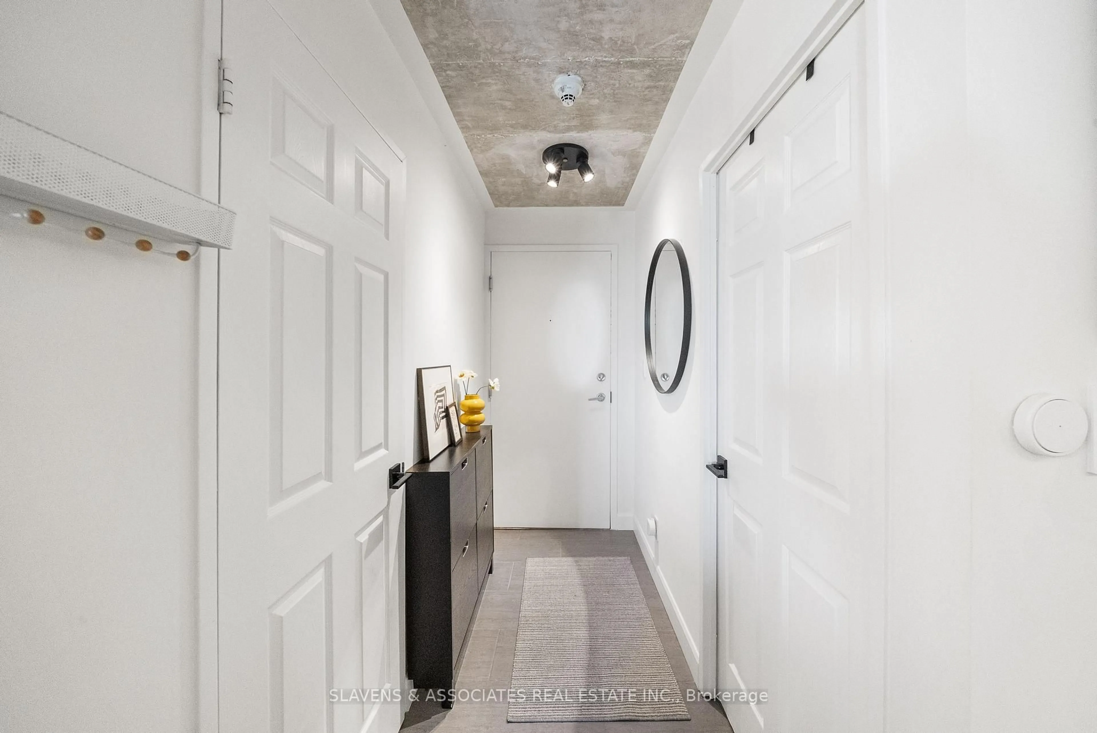 Indoor entryway for 1369 Bloor St #1402, Toronto Ontario M6P 4J4