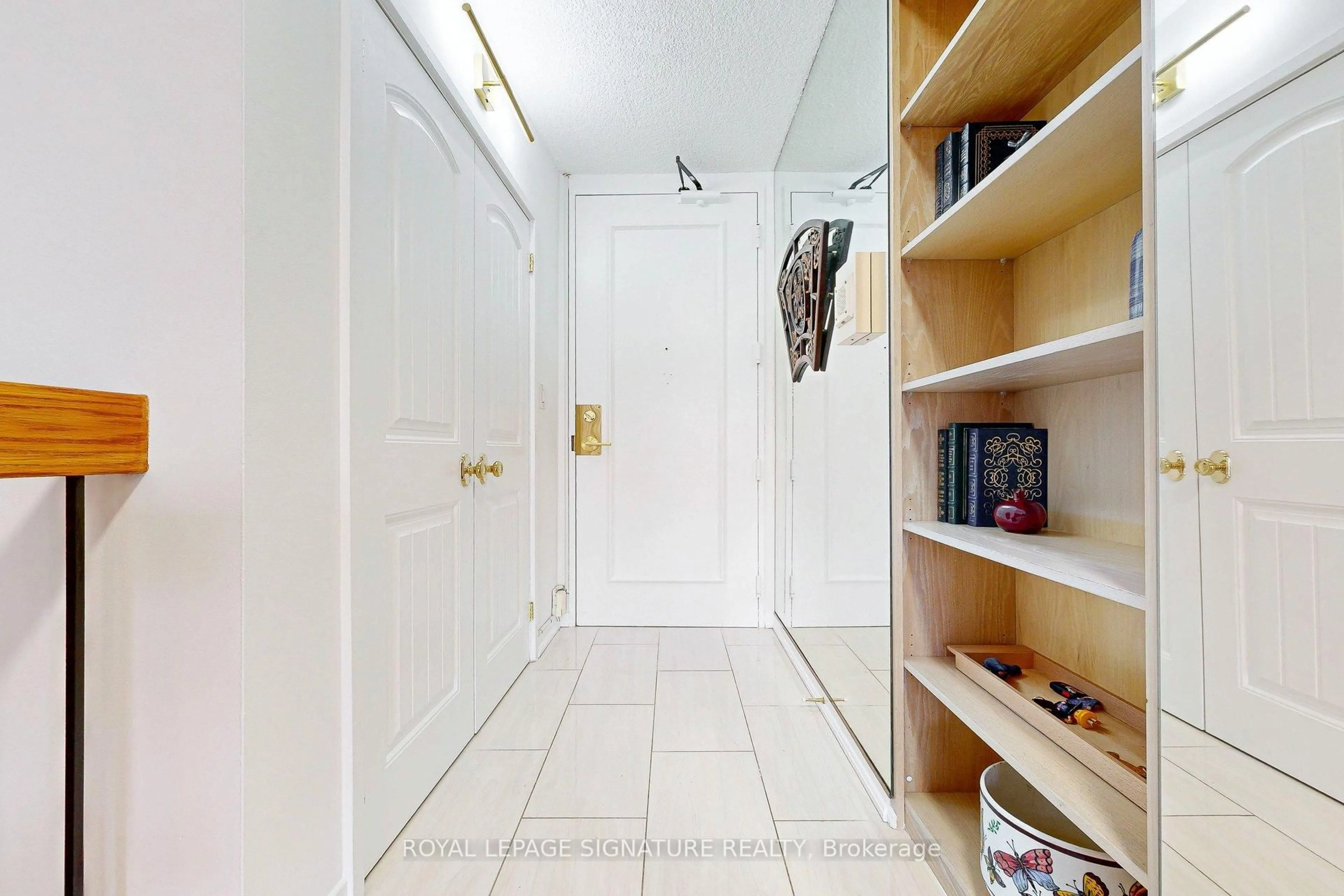 Unknown for 33 Harbour Sq #410/204, Toronto Ontario M5J 2G2