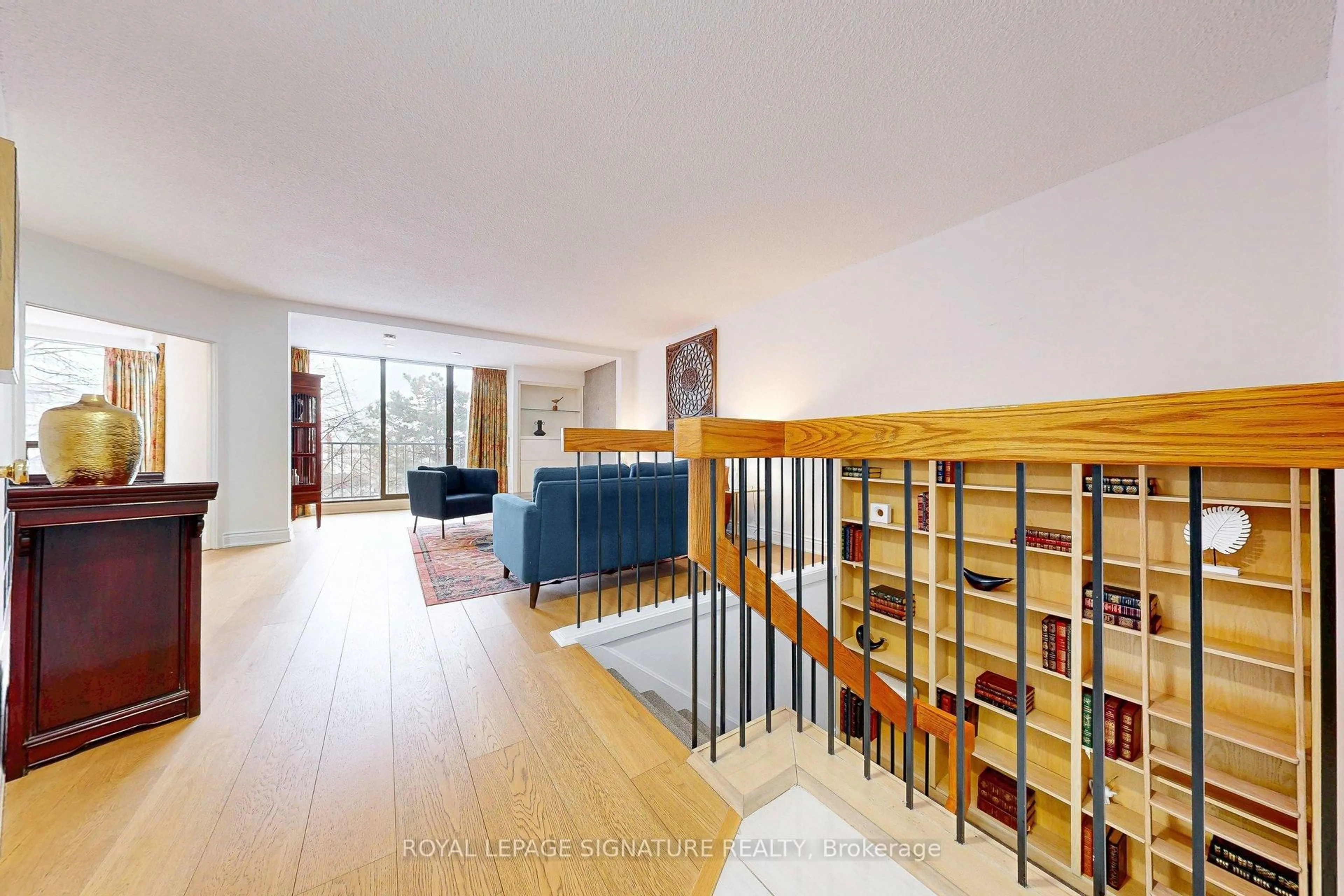 Indoor foyer for 33 Harbour Sq #410/204, Toronto Ontario M5J 2G2