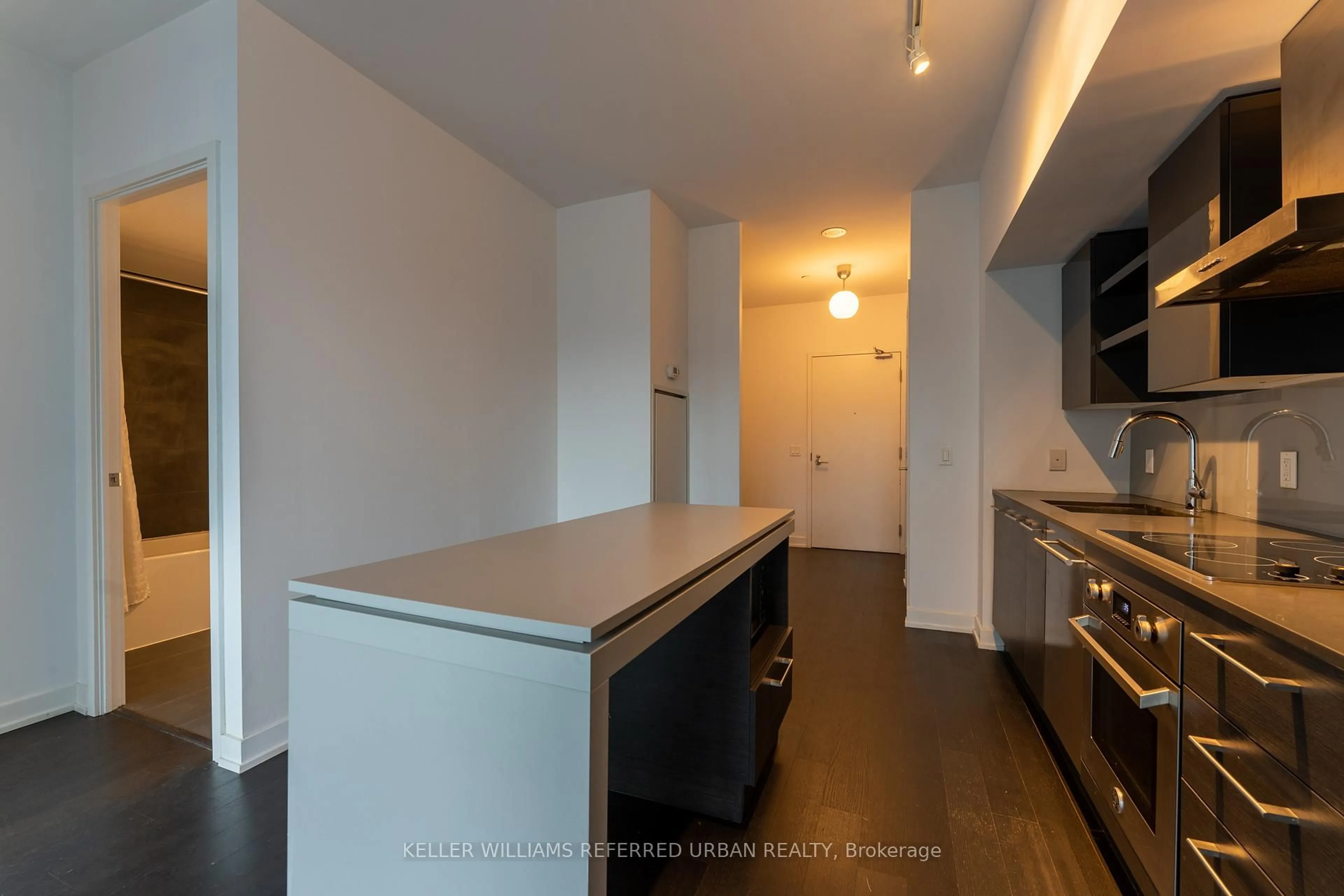 Standard kitchen, wood/laminate floor for 1030 King St #Ph17, Toronto Ontario M6K 3N3