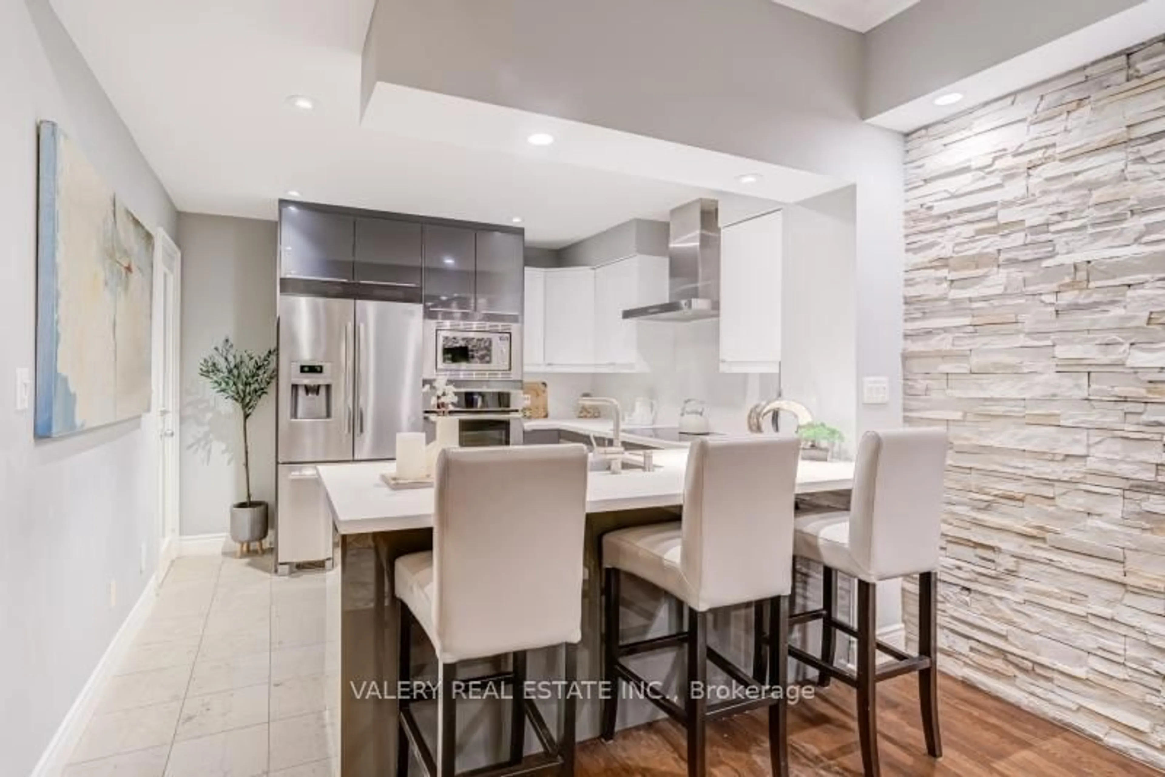 Open concept kitchen, ceramic/tile floor for 168 Simcoe St #PH1, Toronto Ontario M5H 4C9