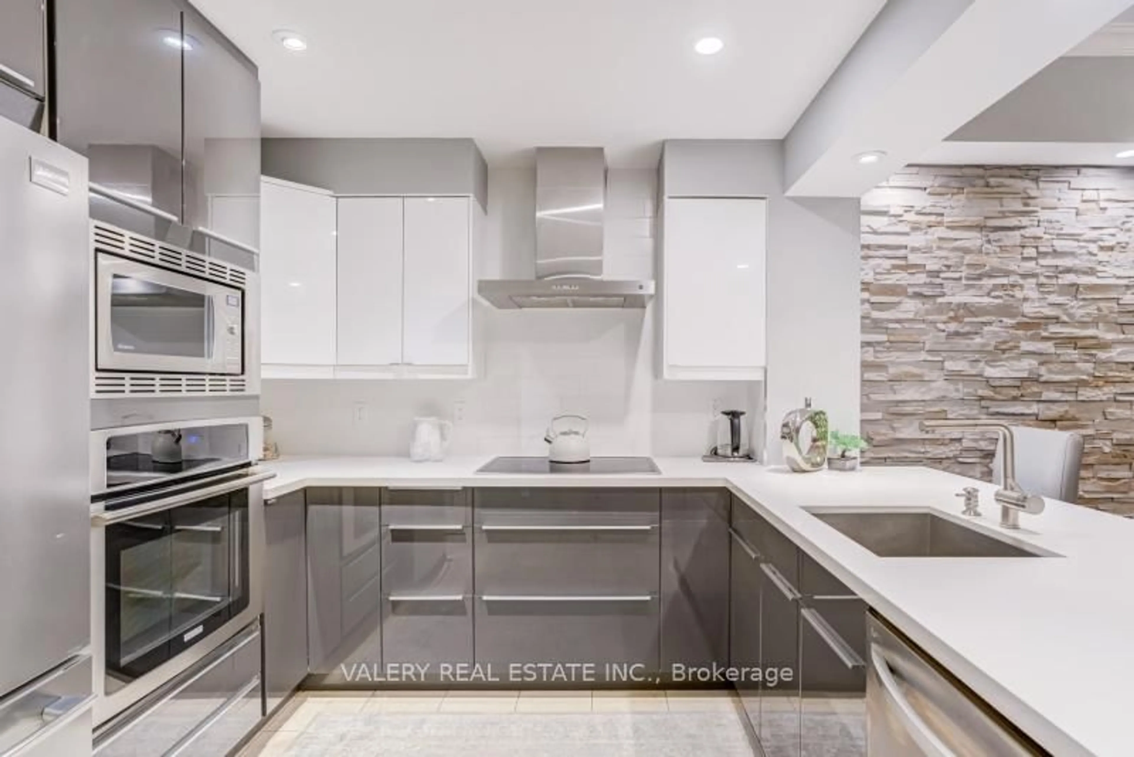 Contemporary kitchen, ceramic/tile floor for 168 Simcoe St #PH1, Toronto Ontario M5H 4C9