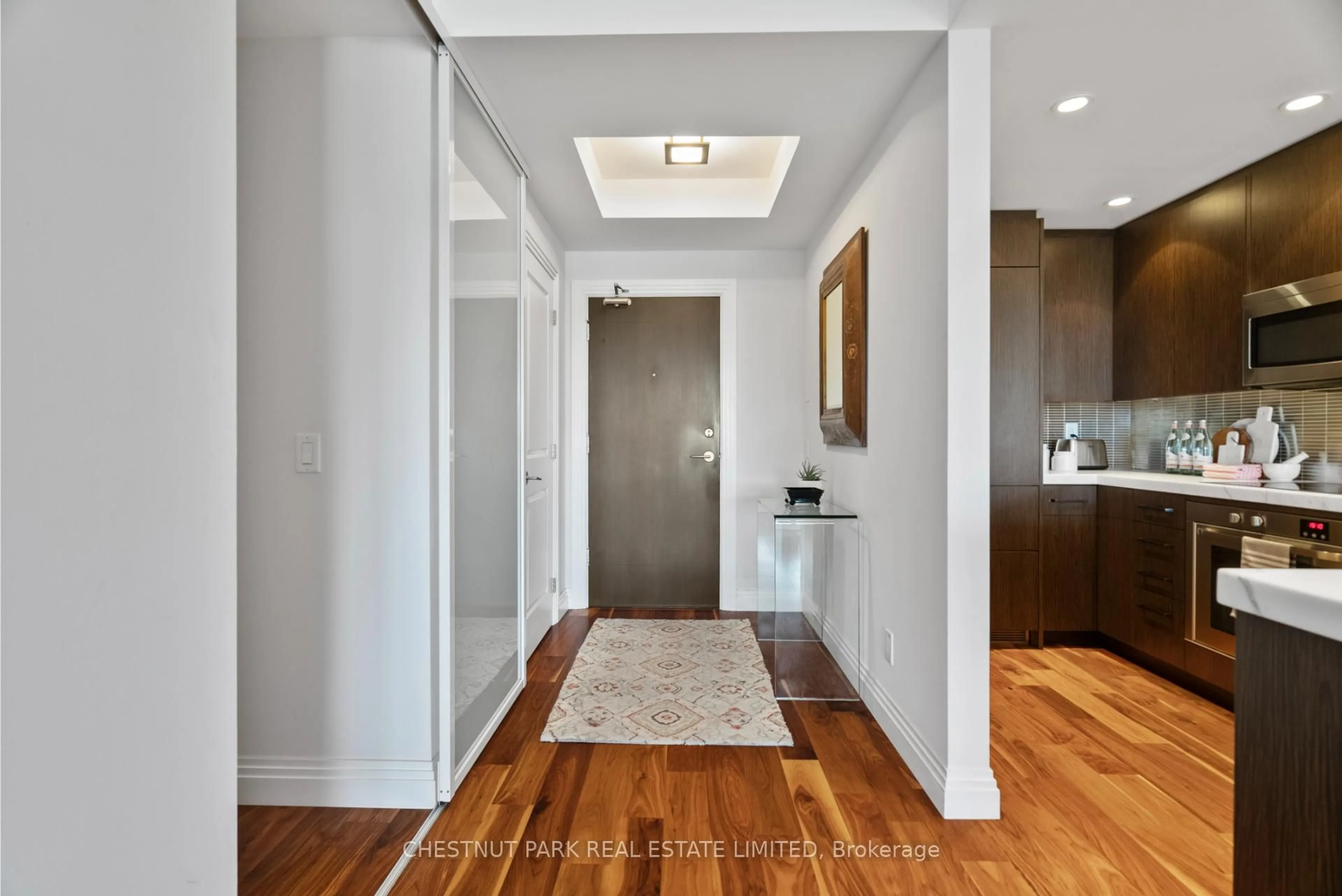 Indoor entryway for 1 Benvenuto Pl #720, Toronto Ontario M4V 2L1