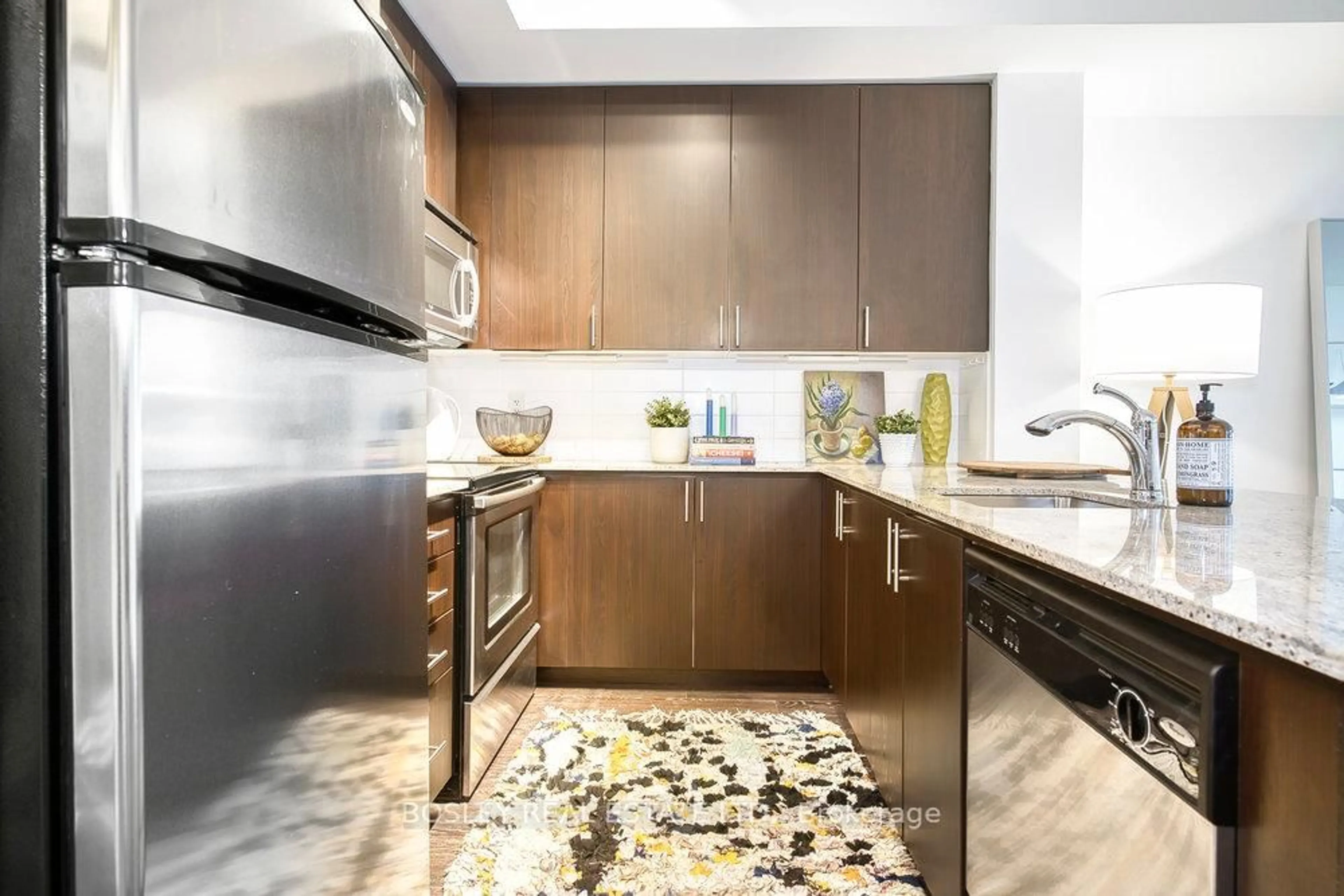 Contemporary kitchen, ceramic/tile floor for 560 Front St #519, Toronto Ontario M5V 1C1
