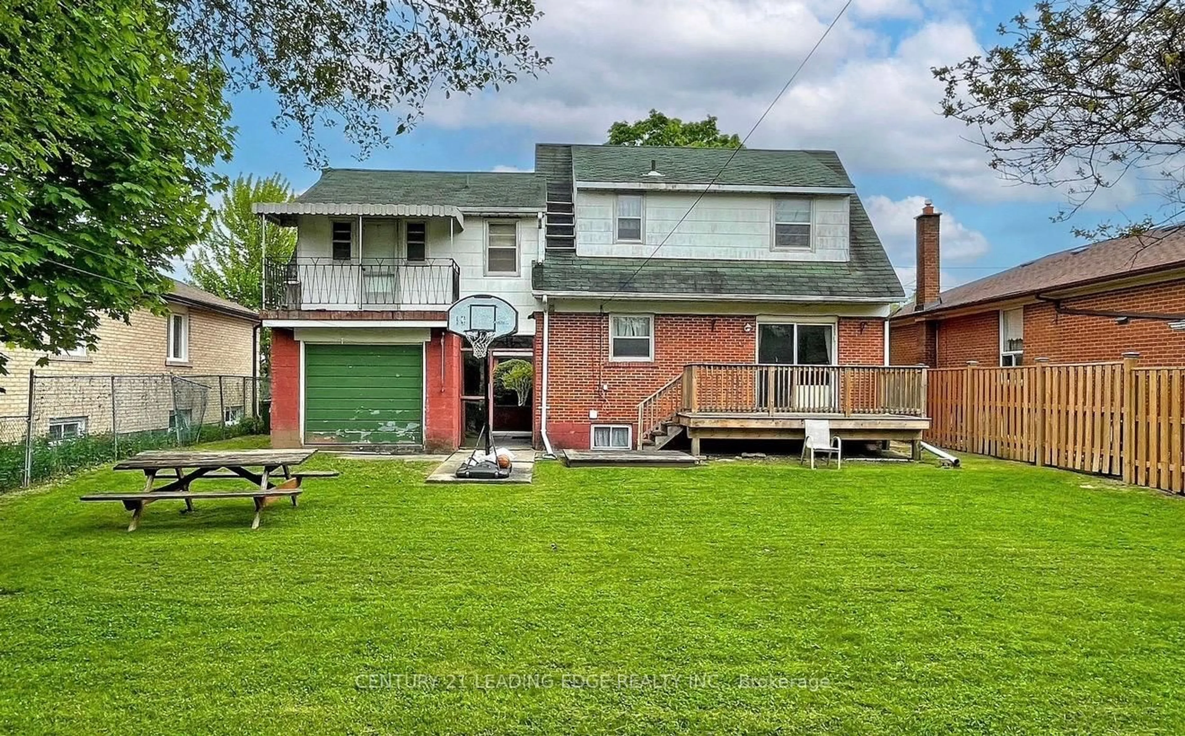 A pic from outside/outdoor area/front of a property/back of a property/a pic from drone, street for 246 Waterloo Ave, Toronto Ontario M3H 3Z4