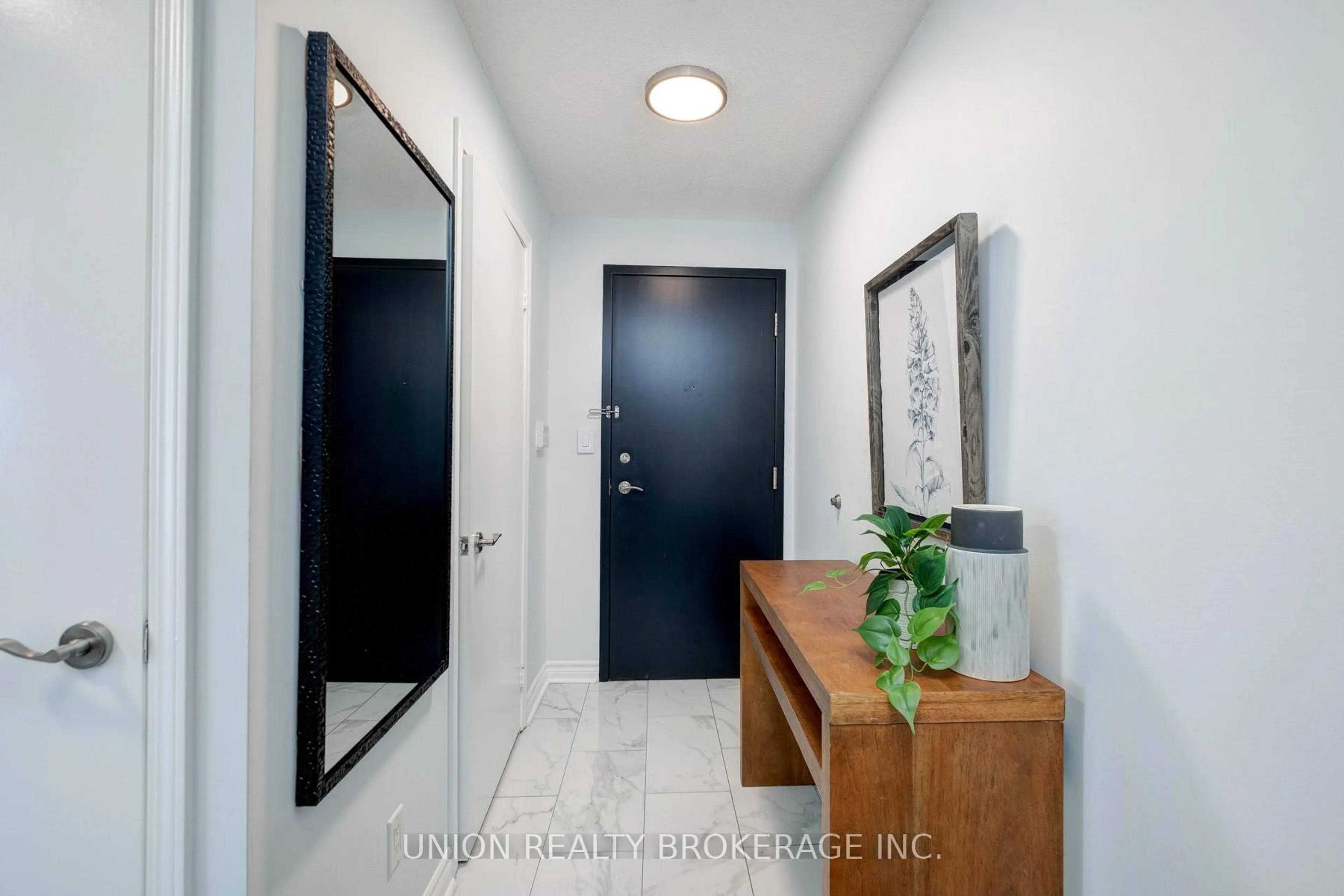 Indoor entryway for 410 Queens Quay #714, Toronto Ontario M5V 3T1