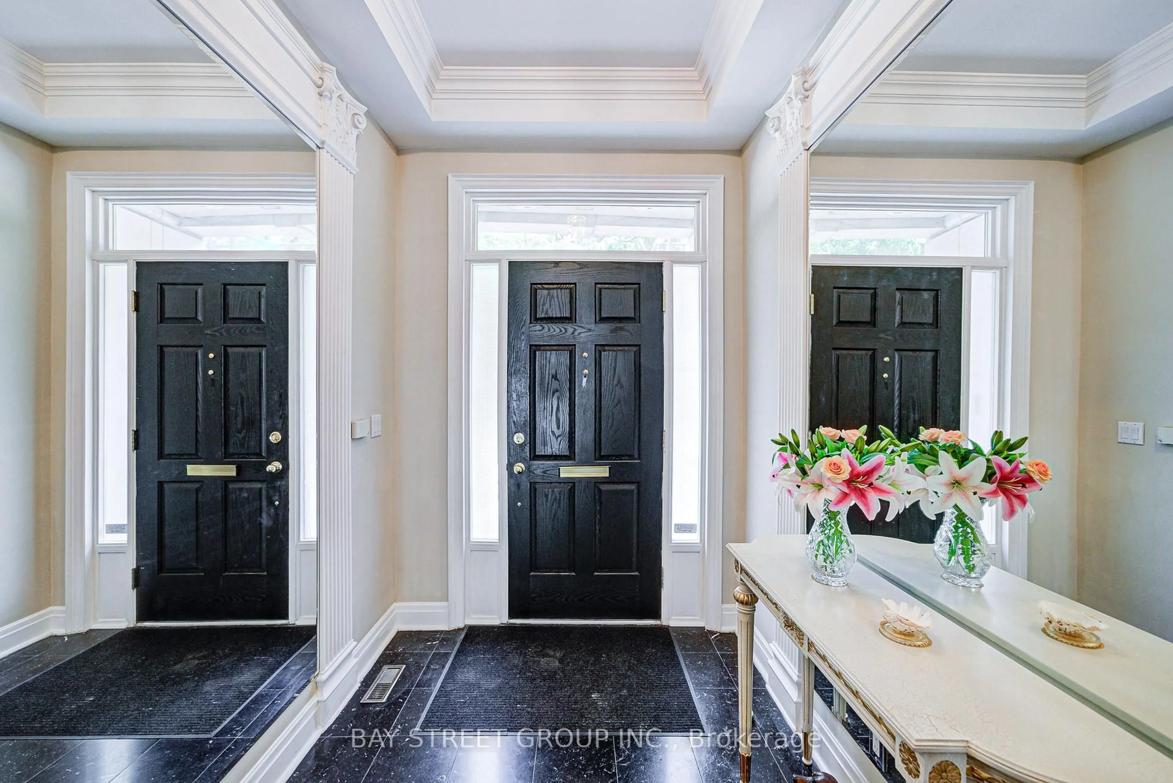 Indoor entryway for 529 Davenport Rd, Toronto Ontario M5R 3R5