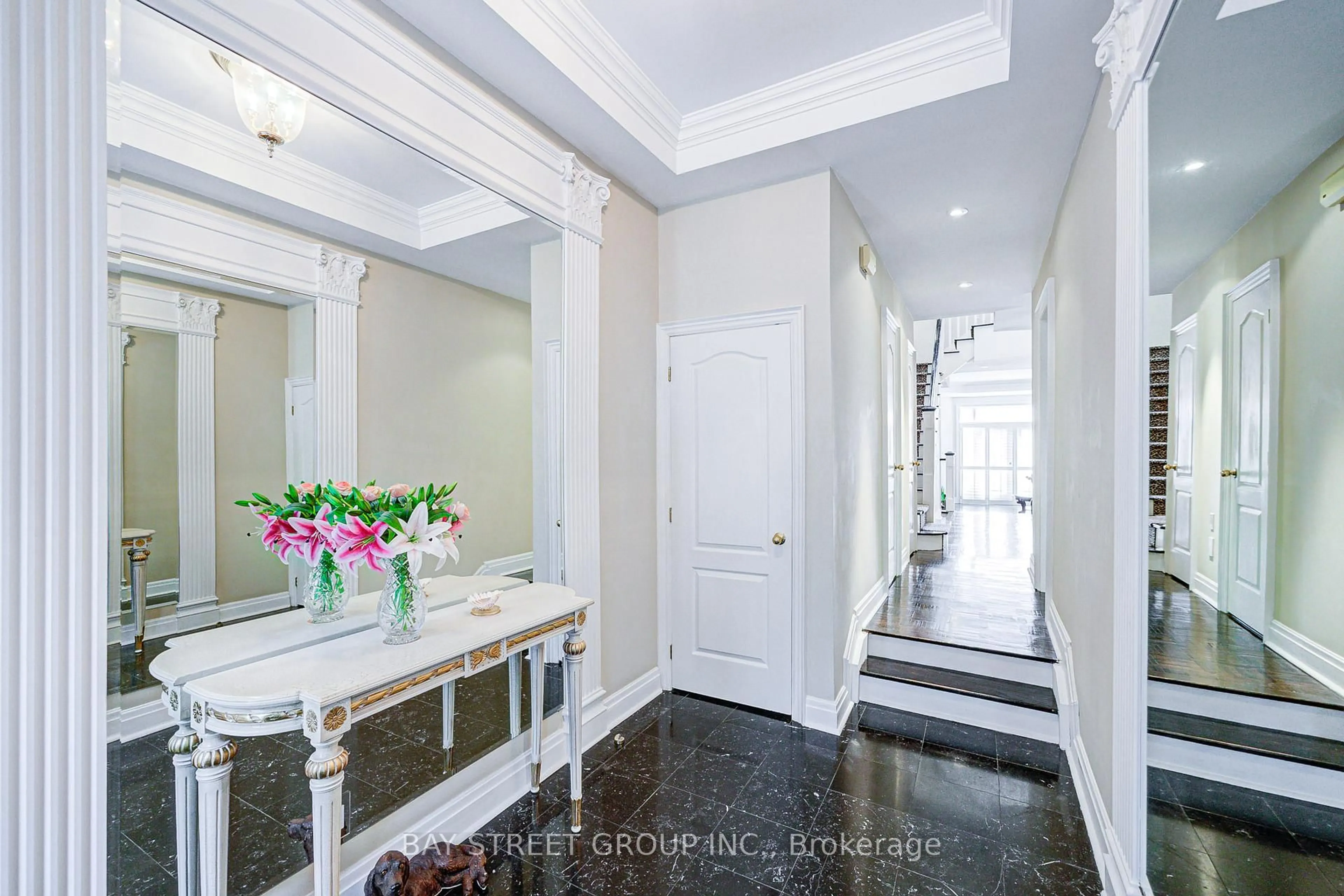 Indoor entryway for 529 Davenport Rd, Toronto Ontario M5R 3R5