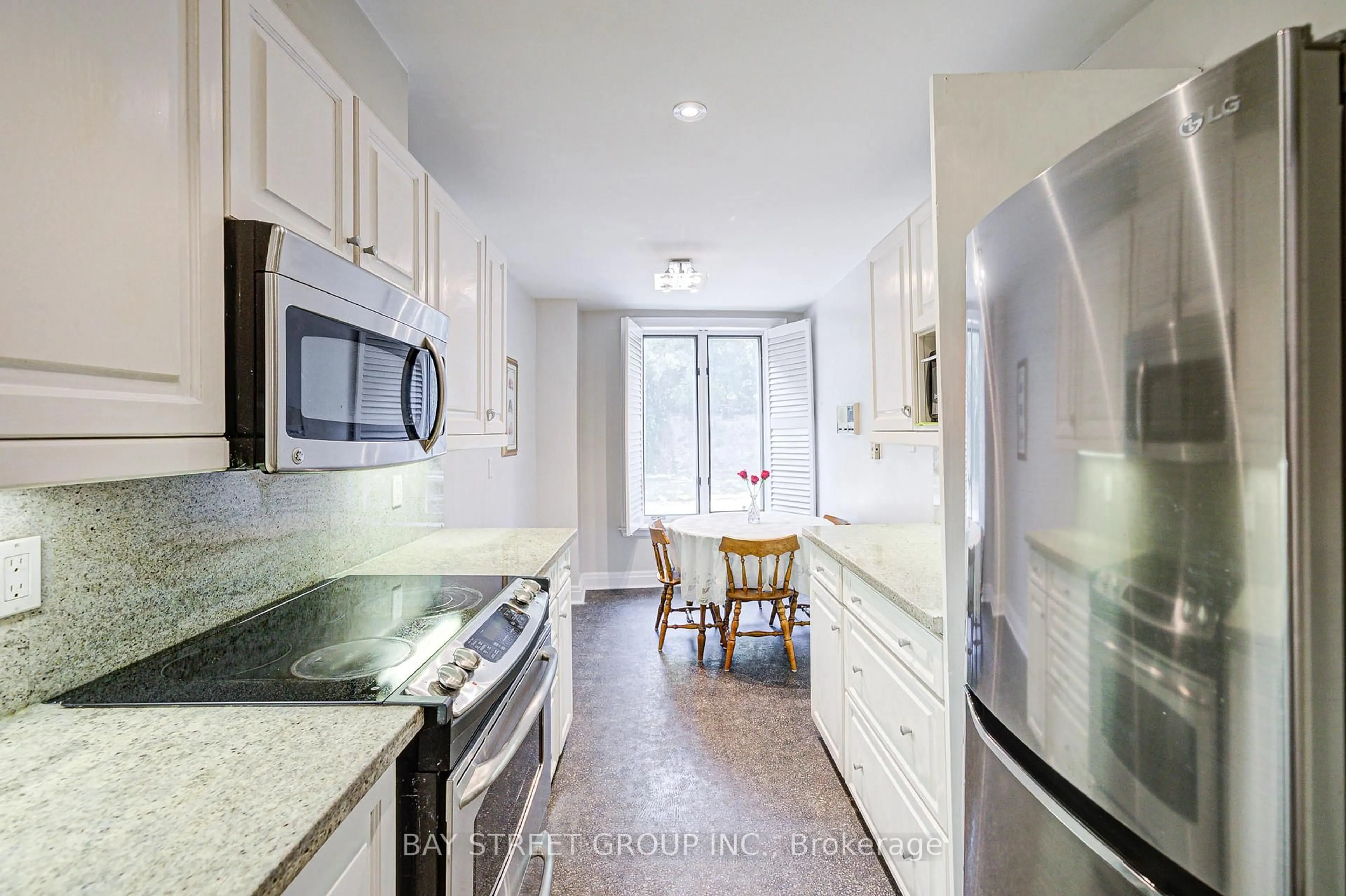 Standard kitchen, ceramic/tile floor for 529 Davenport Rd, Toronto Ontario M5R 3R5