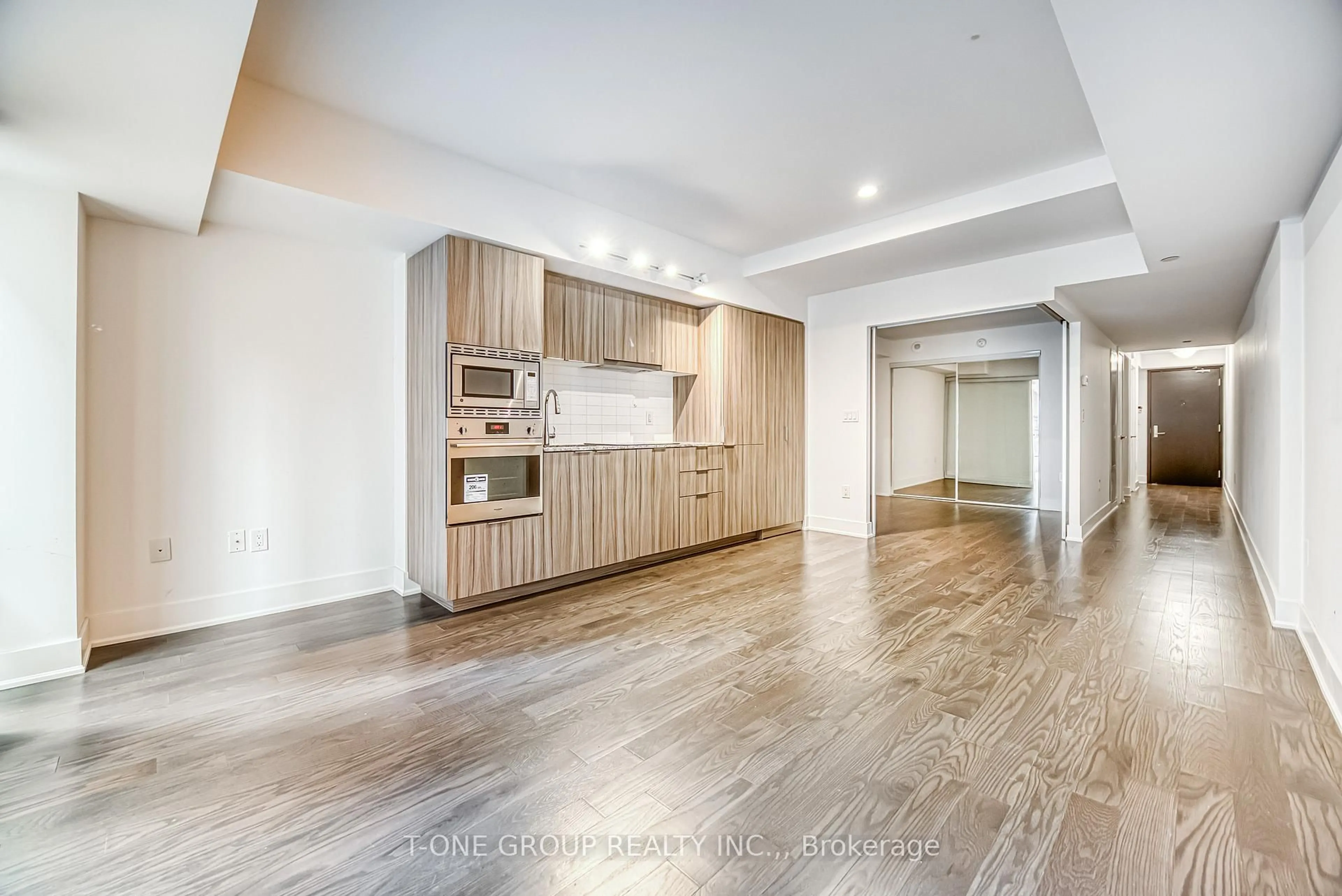Open concept kitchen, wood/laminate floor for 955 Bay St #720, Toronto Ontario M5S 2A2