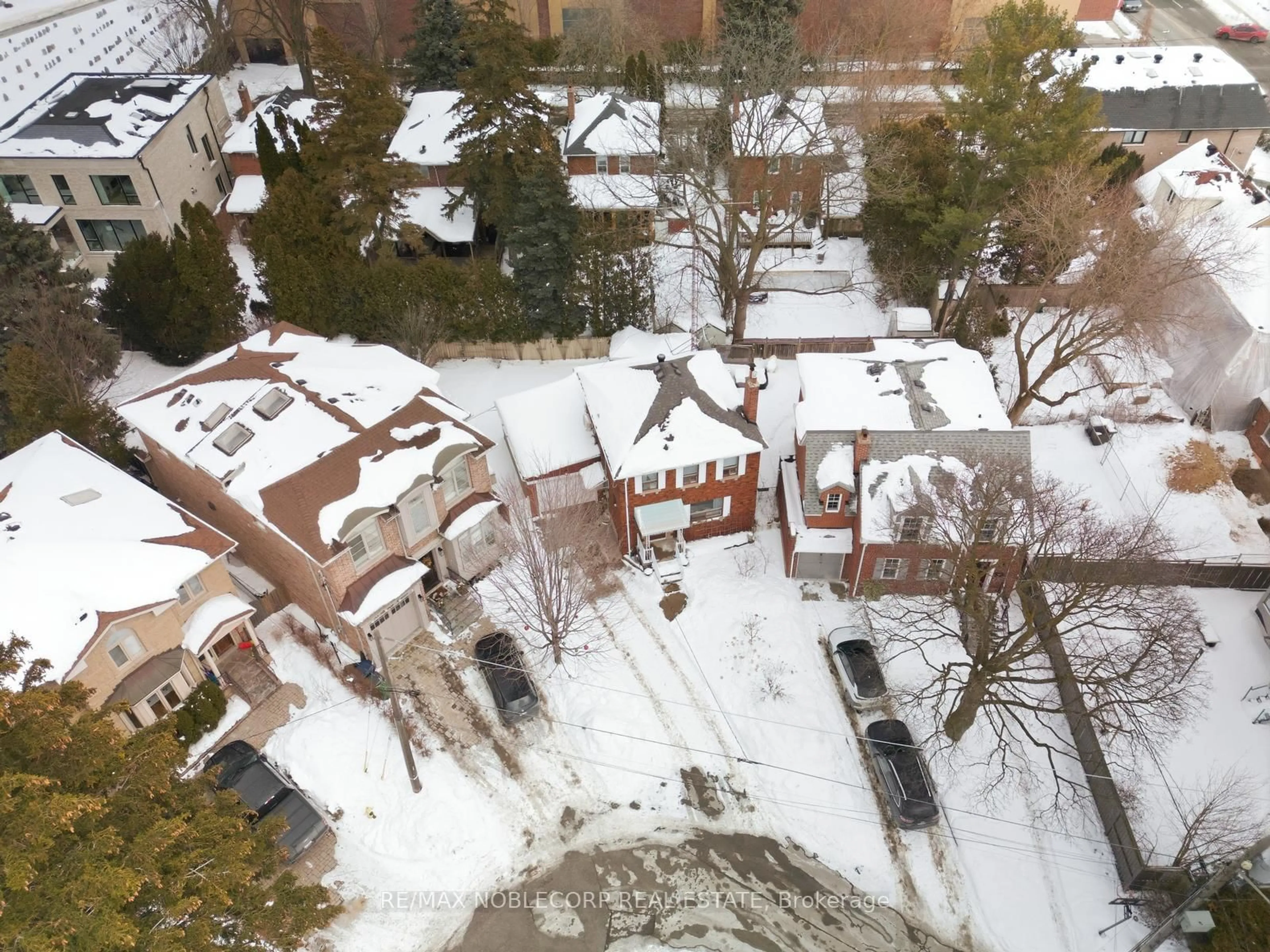A pic from outside/outdoor area/front of a property/back of a property/a pic from drone, street for 51 Glenavy Ave, Toronto Ontario M4P 2T9
