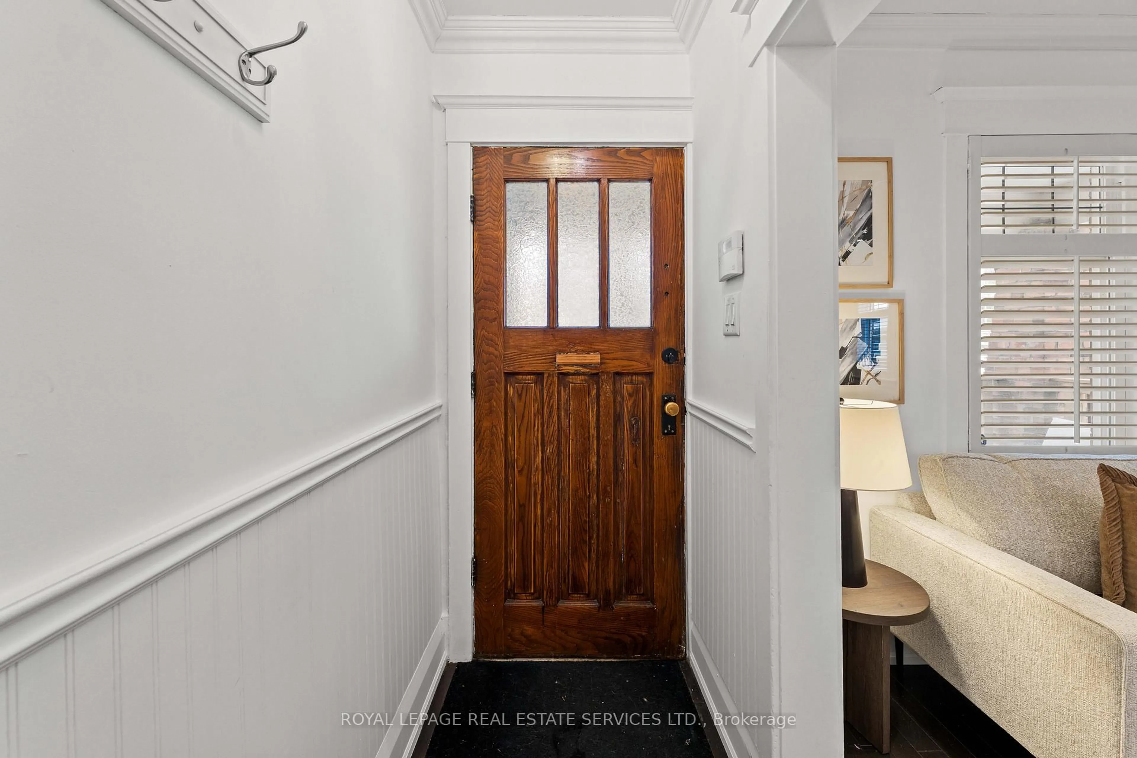 Indoor entryway for 20 Roslin Ave, Toronto Ontario M4N 1Y9