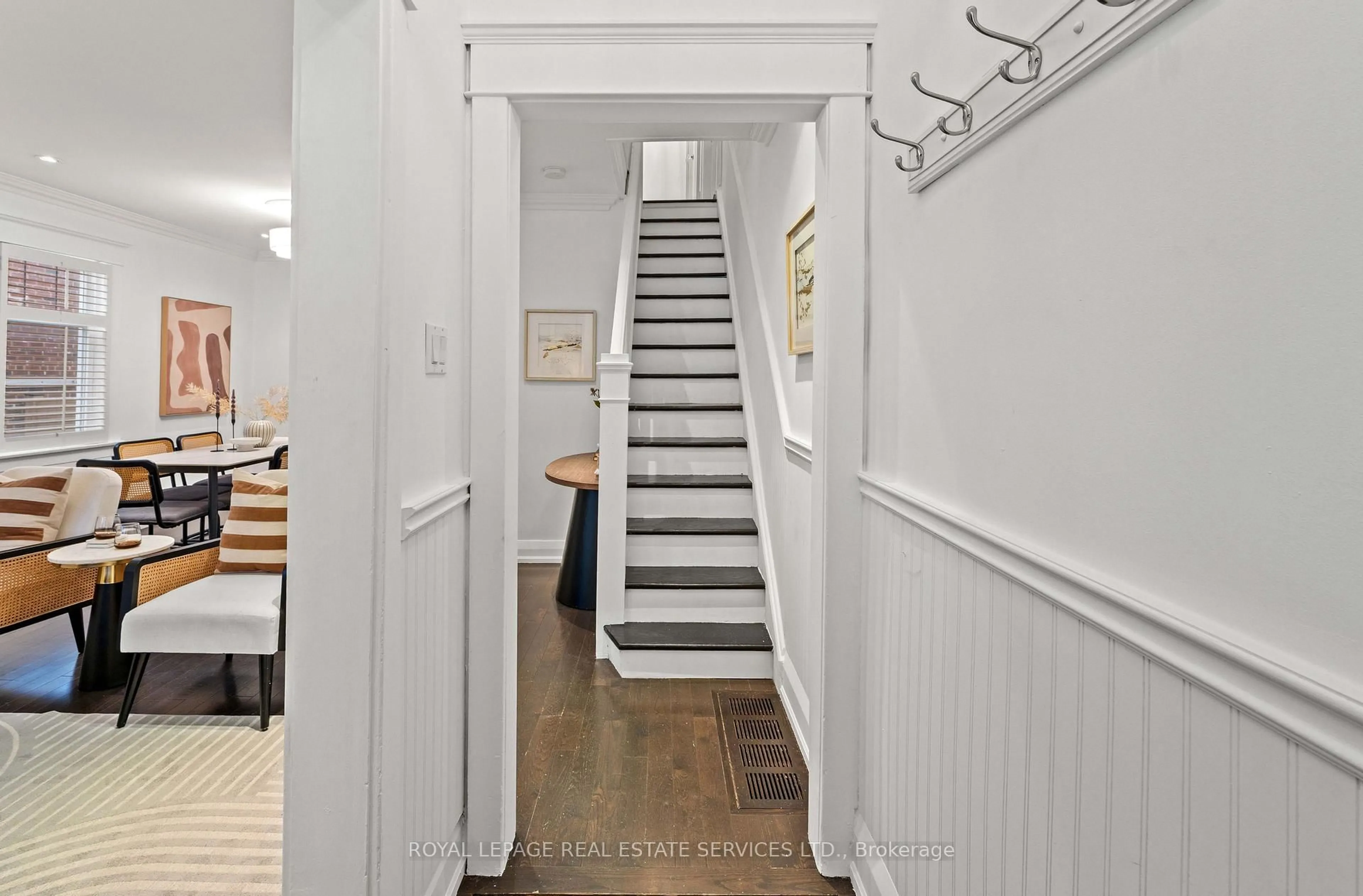 Indoor entryway for 20 Roslin Ave, Toronto Ontario M4N 1Y9