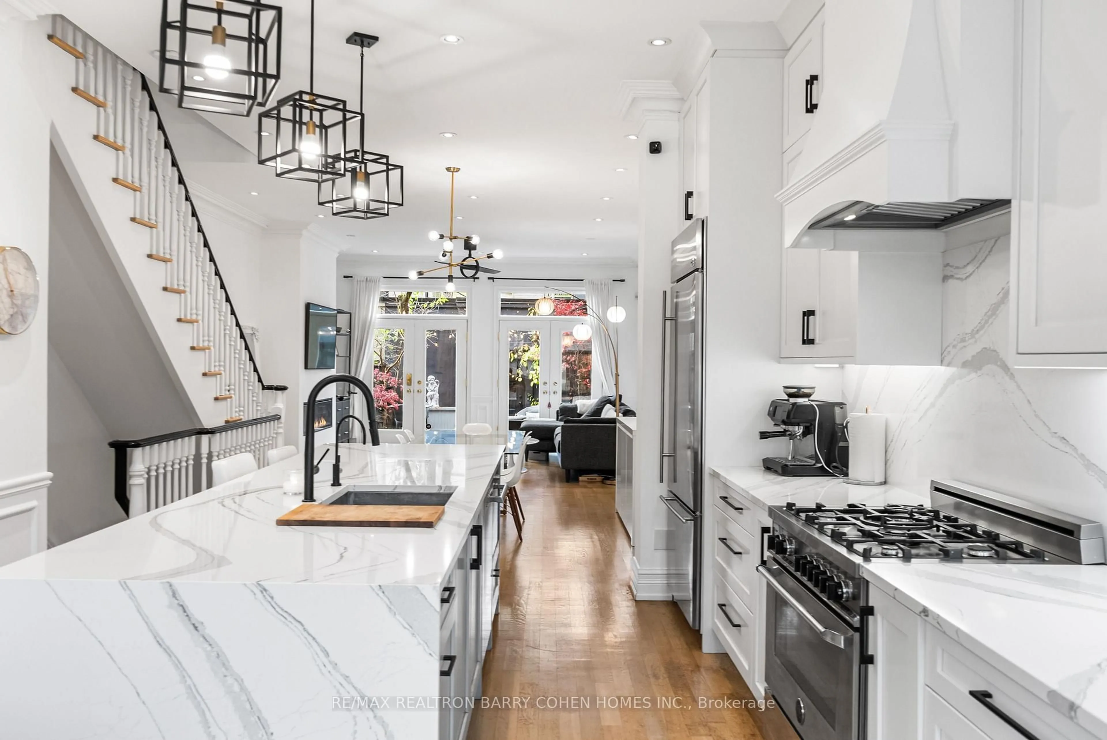 Open concept kitchen, ceramic/tile floor for 121 Davenport Rd, Toronto Ontario M5R 1H8